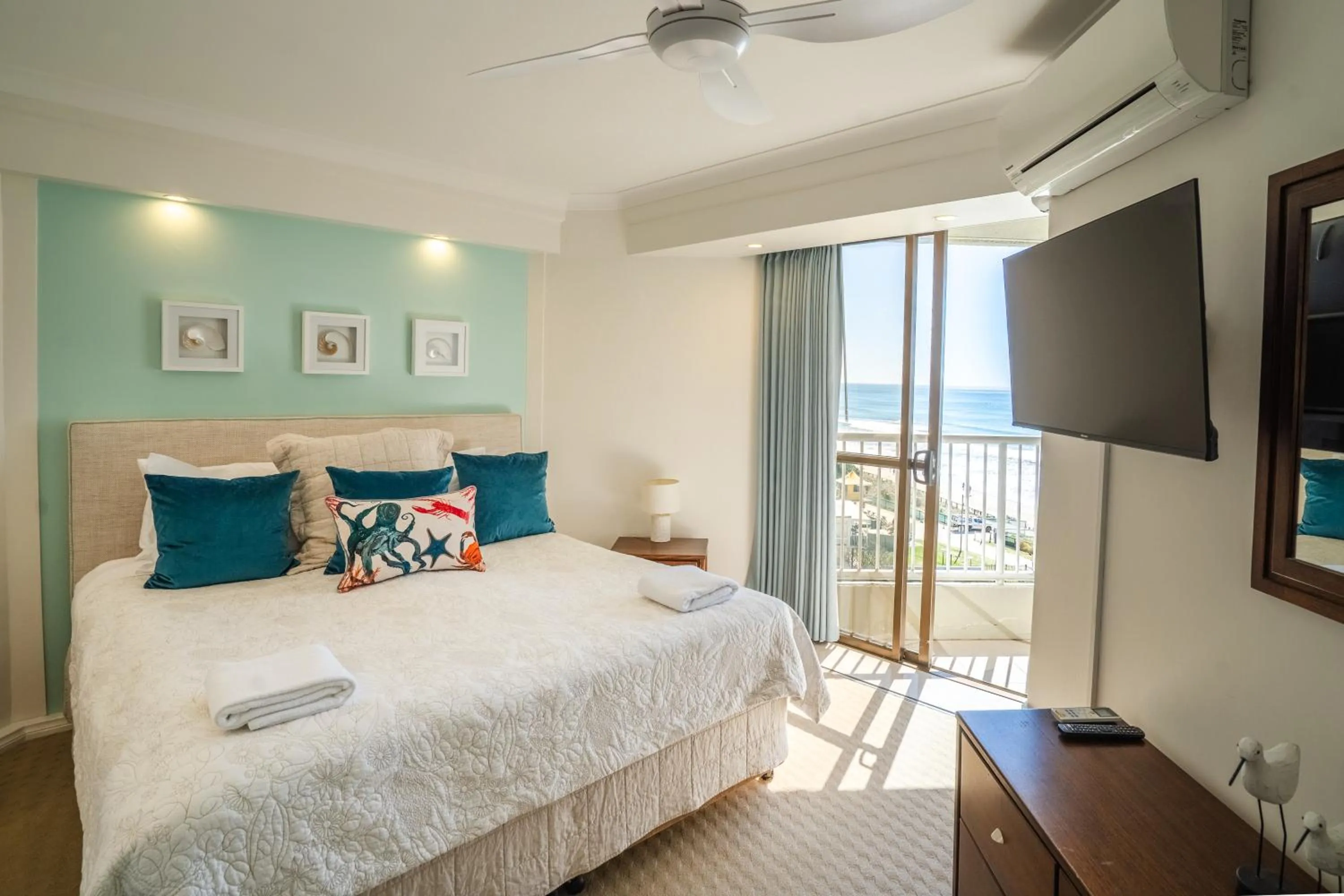 Bedroom, Bed in The Breakers