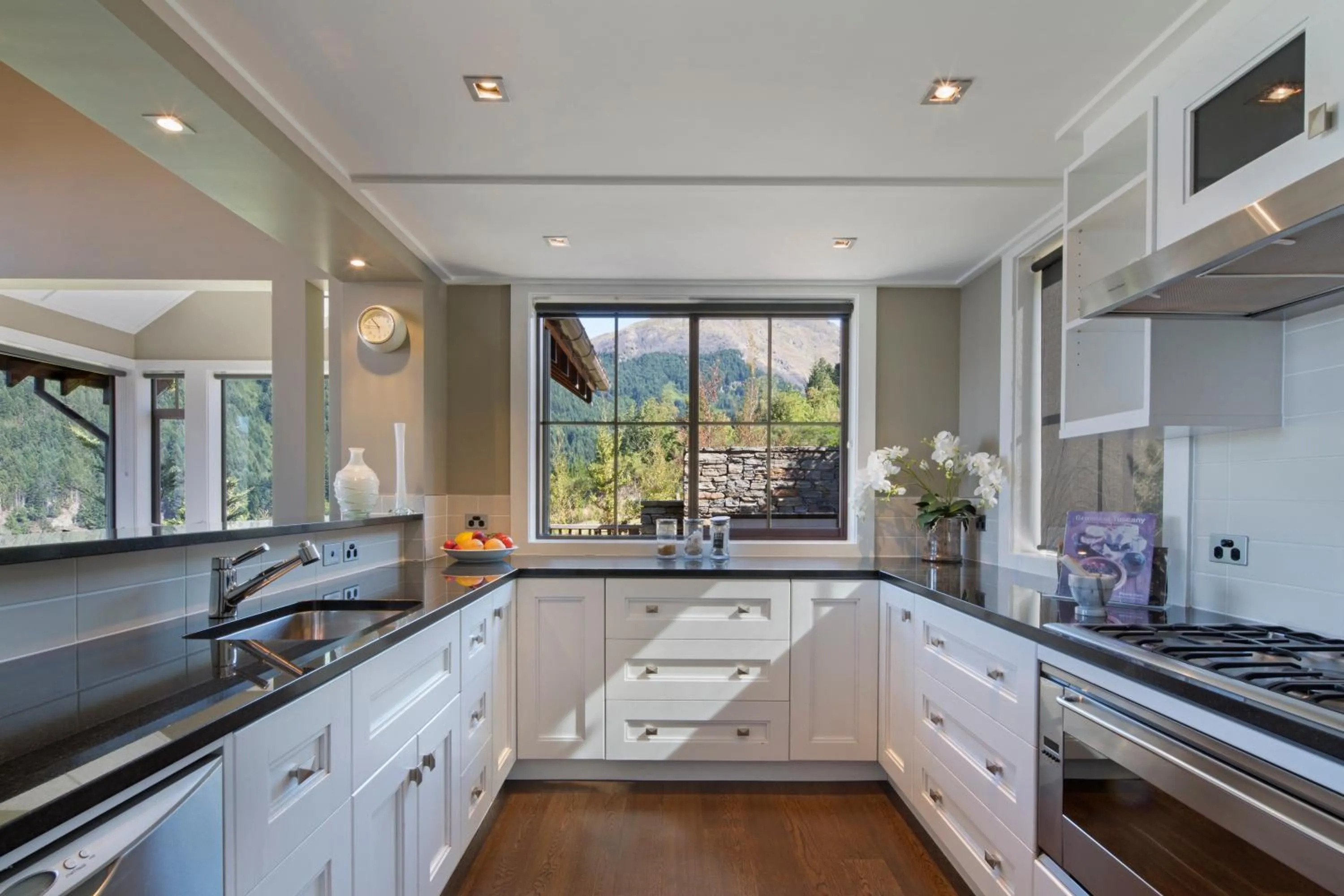 Kitchen or kitchenette in Commonage Grand Villa 3 Bedroom