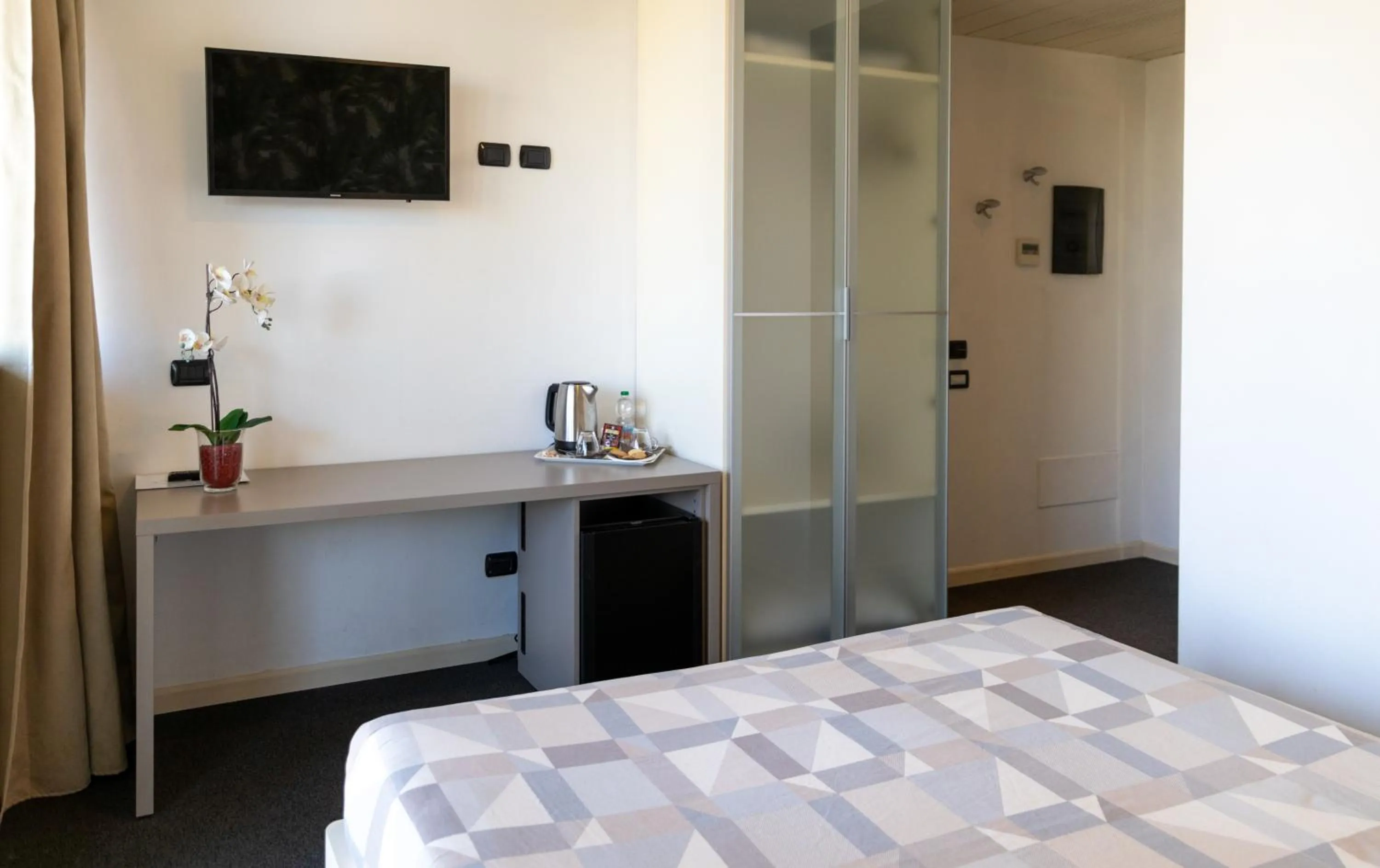 wardrobe, Bed in Hotel Giallo