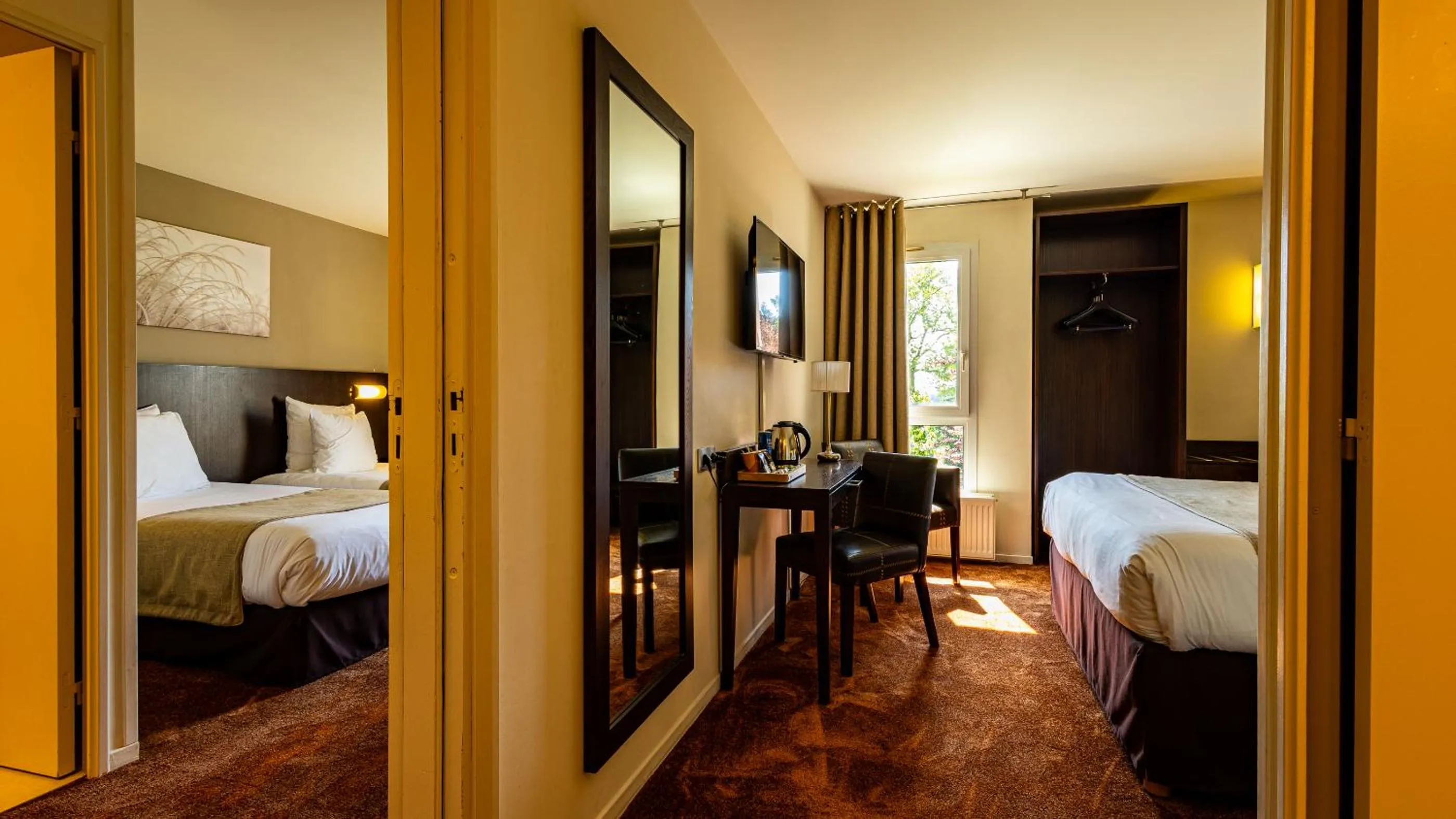 Property building, Bed in Logis Hostellerie D'Aussois