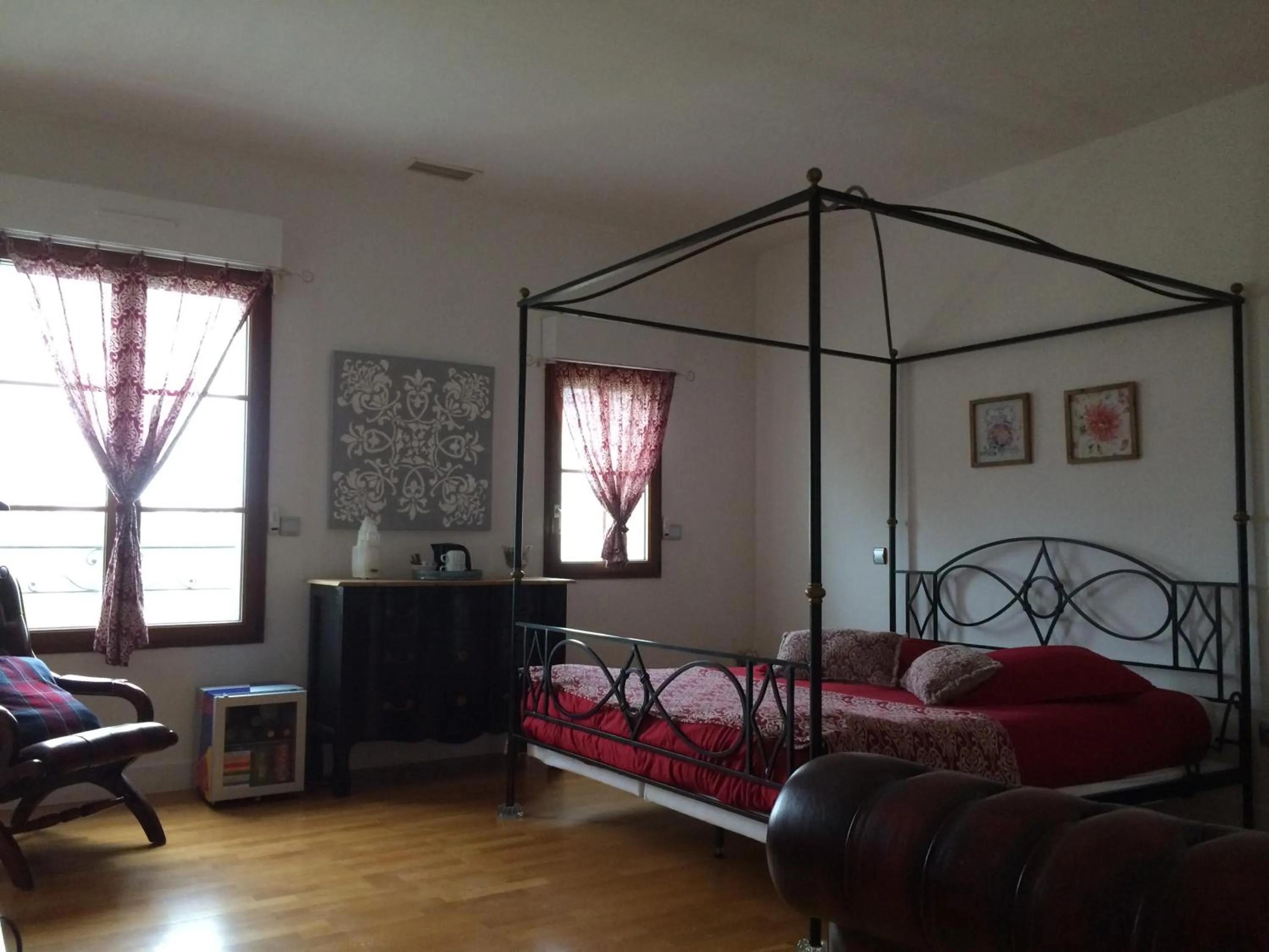 Seating area, Bed in CoTTAGE LA VILLA BOLERO