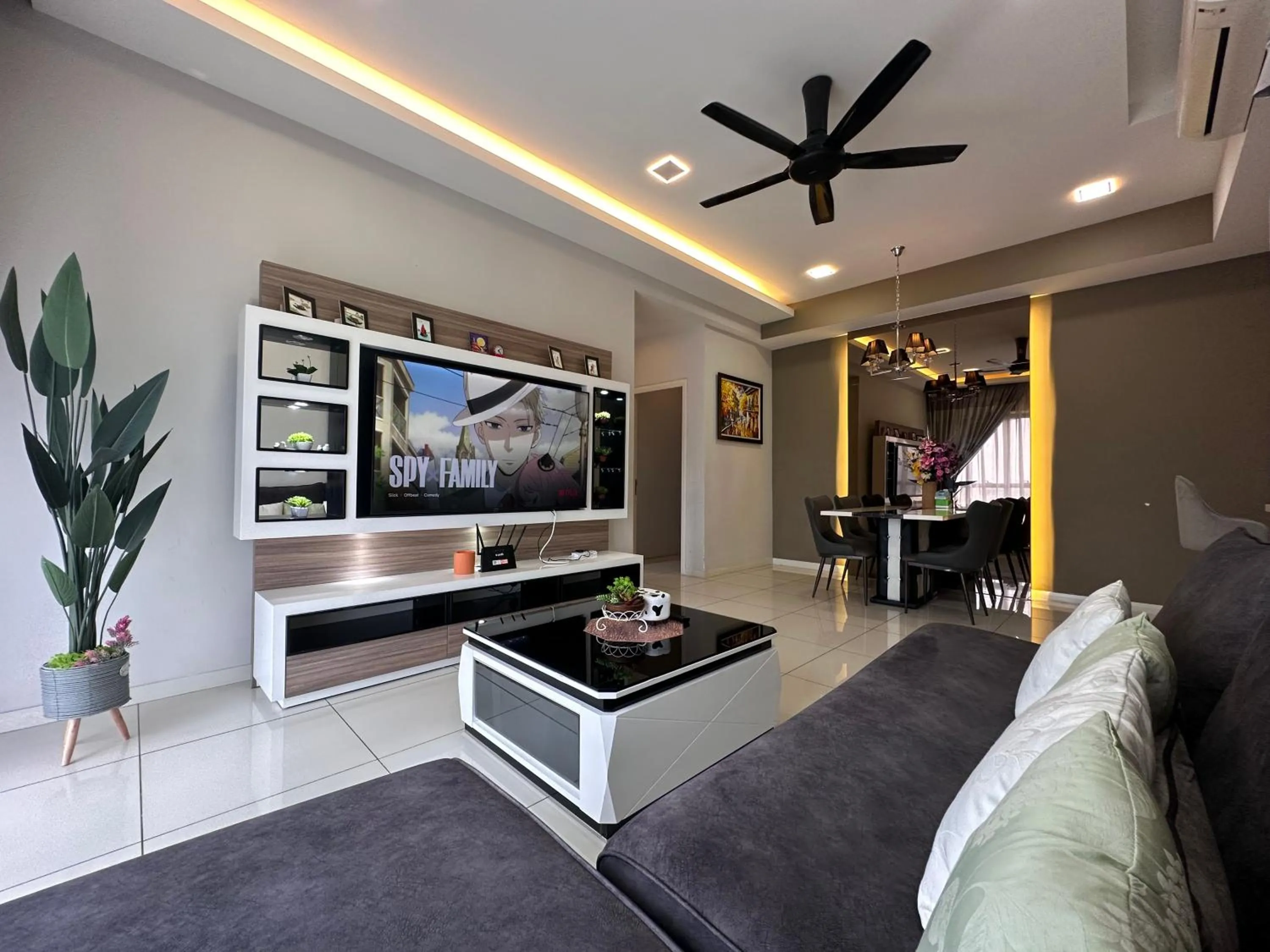 Communal lounge/ TV room in Takuro Homestay