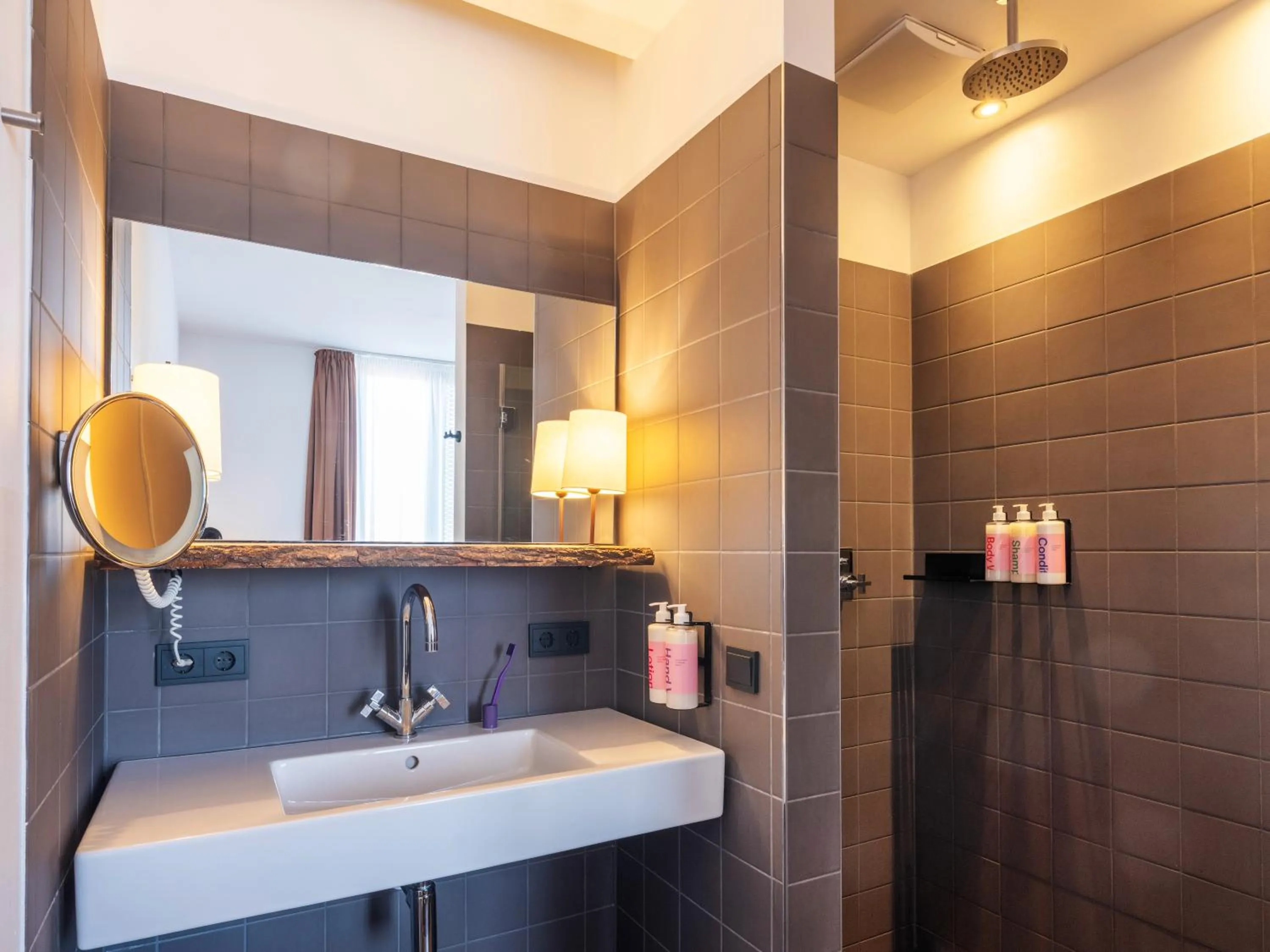 Shower in Numa Berlin Weinmeister