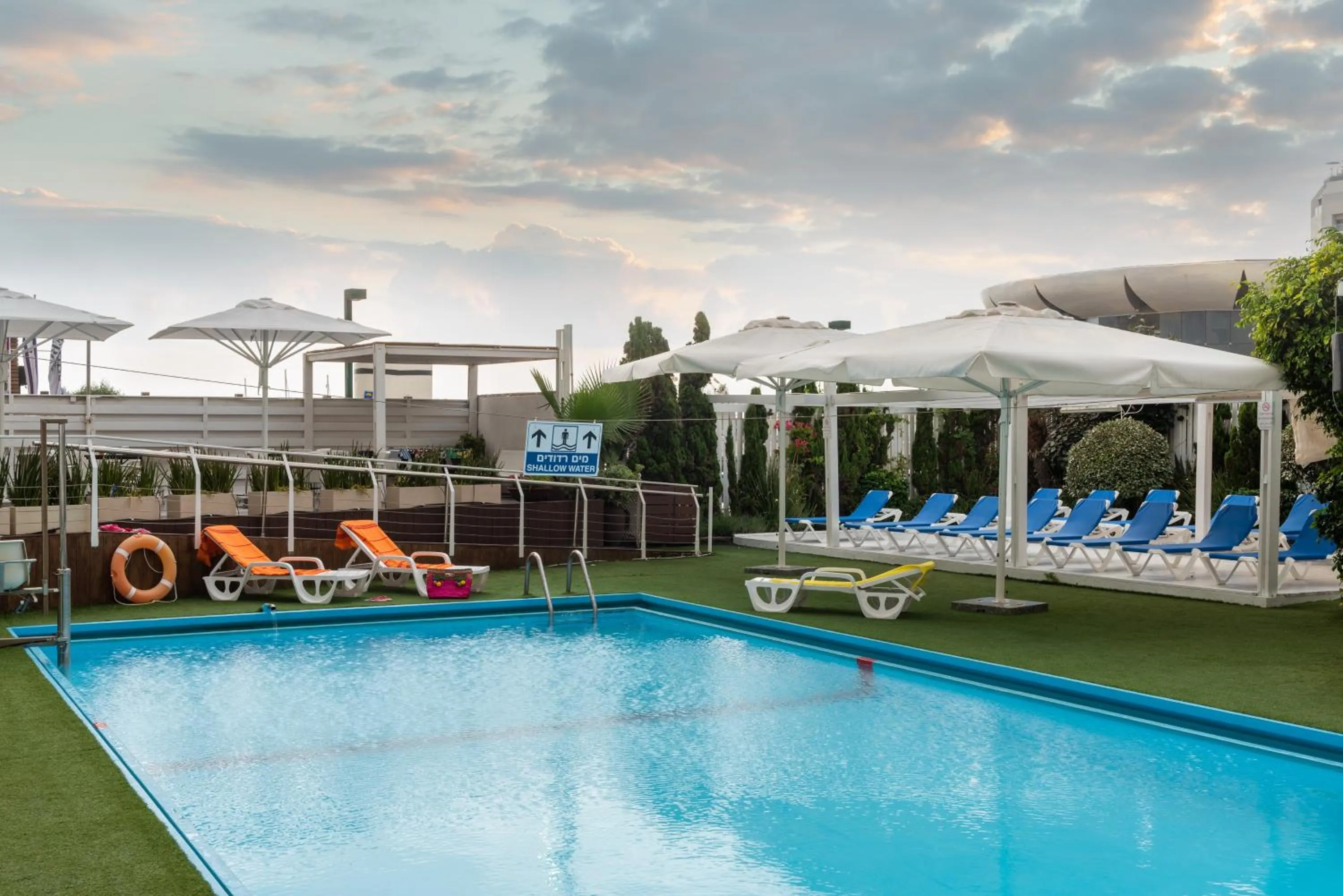 Swimming pool in Leonardo Beach Tel Aviv