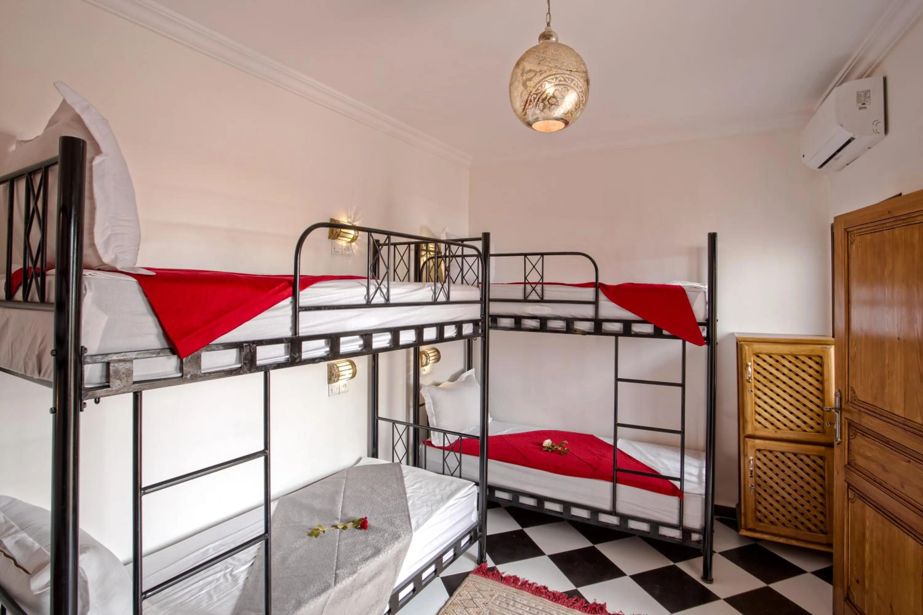 Staff, Bed in Hostel Amour d'auberge