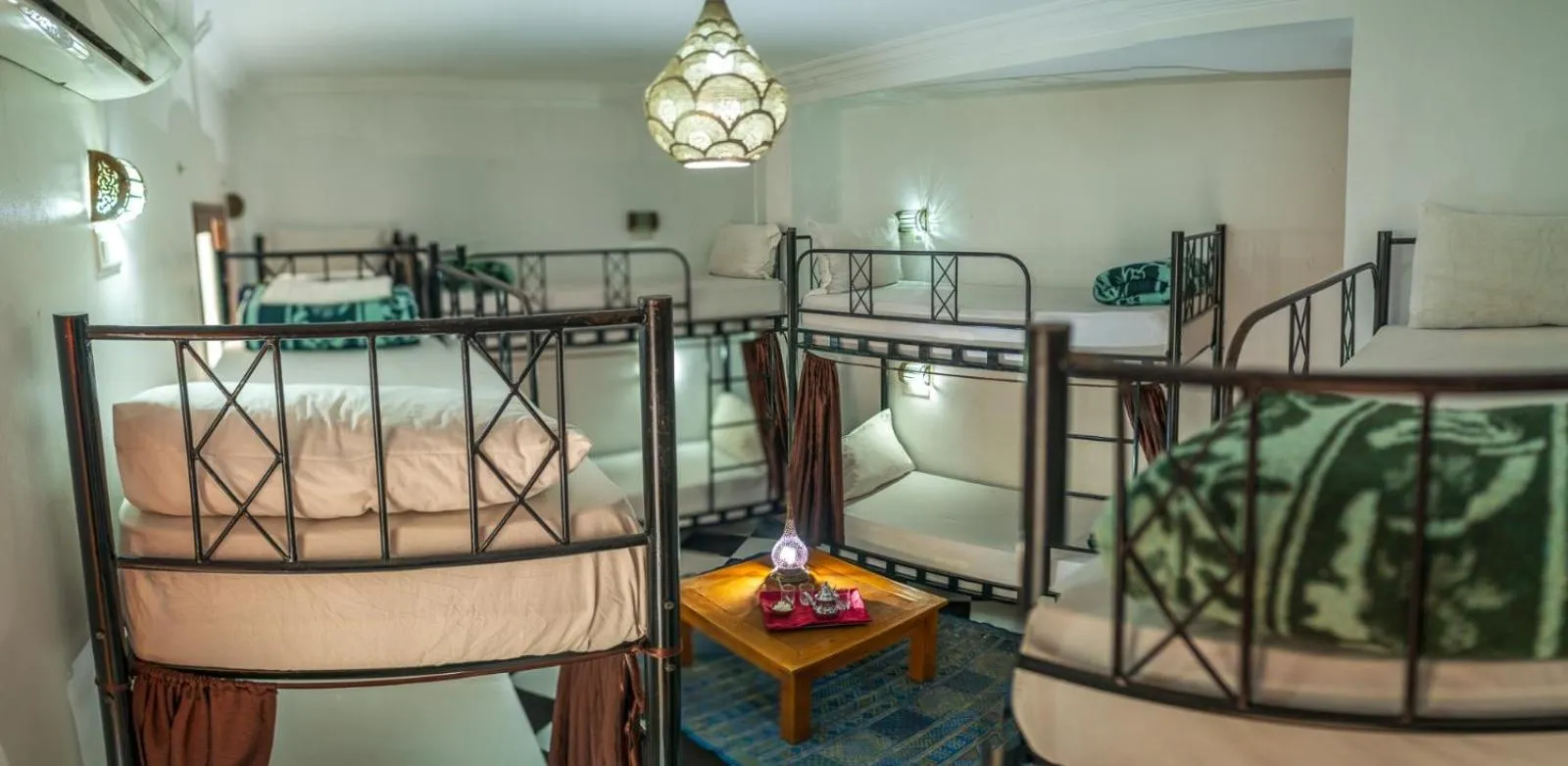 Property building, Bed in Hostel Amour d'auberge