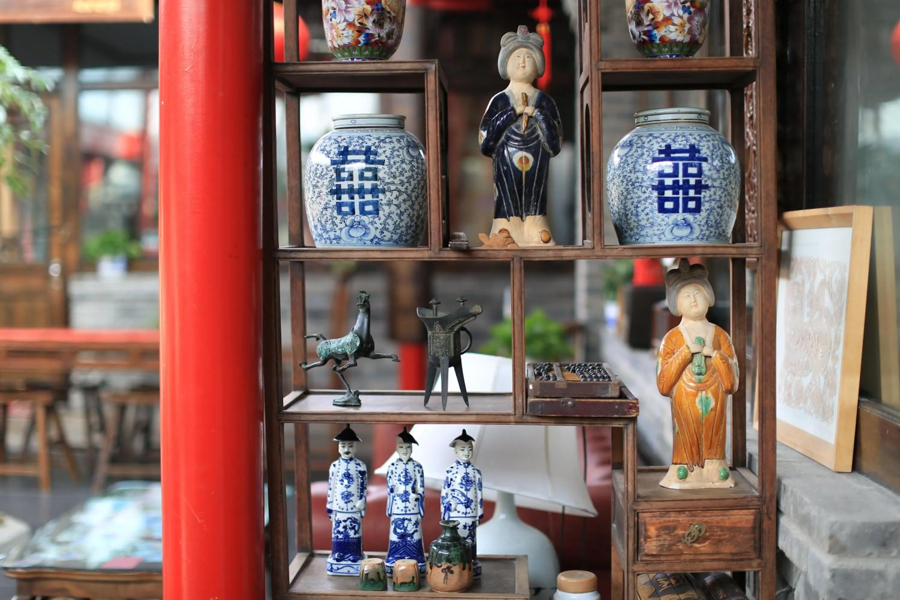 Decorative detail in The Great Wall Courtyard Hostel