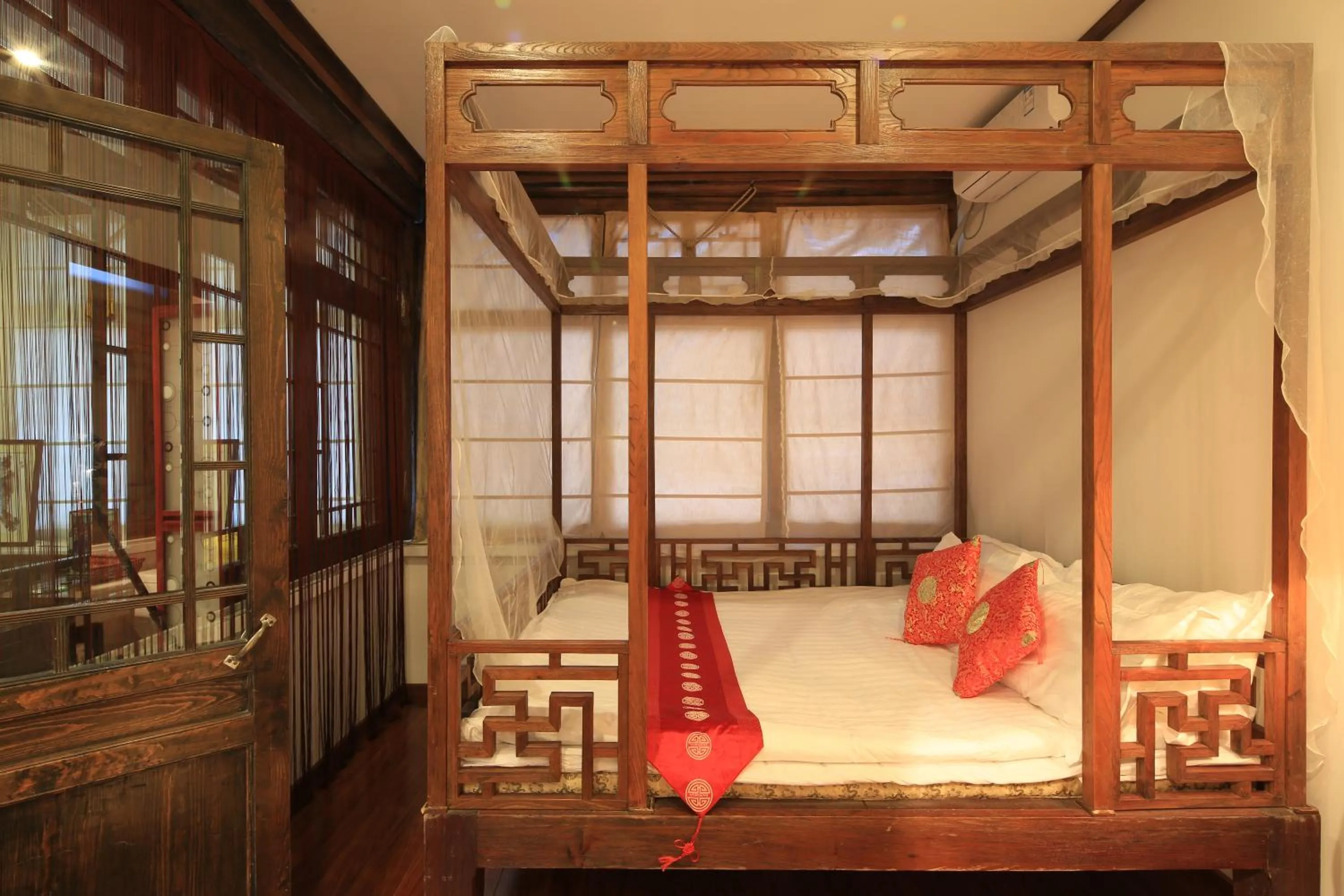 Decorative detail, Bed in The Great Wall Courtyard Hostel