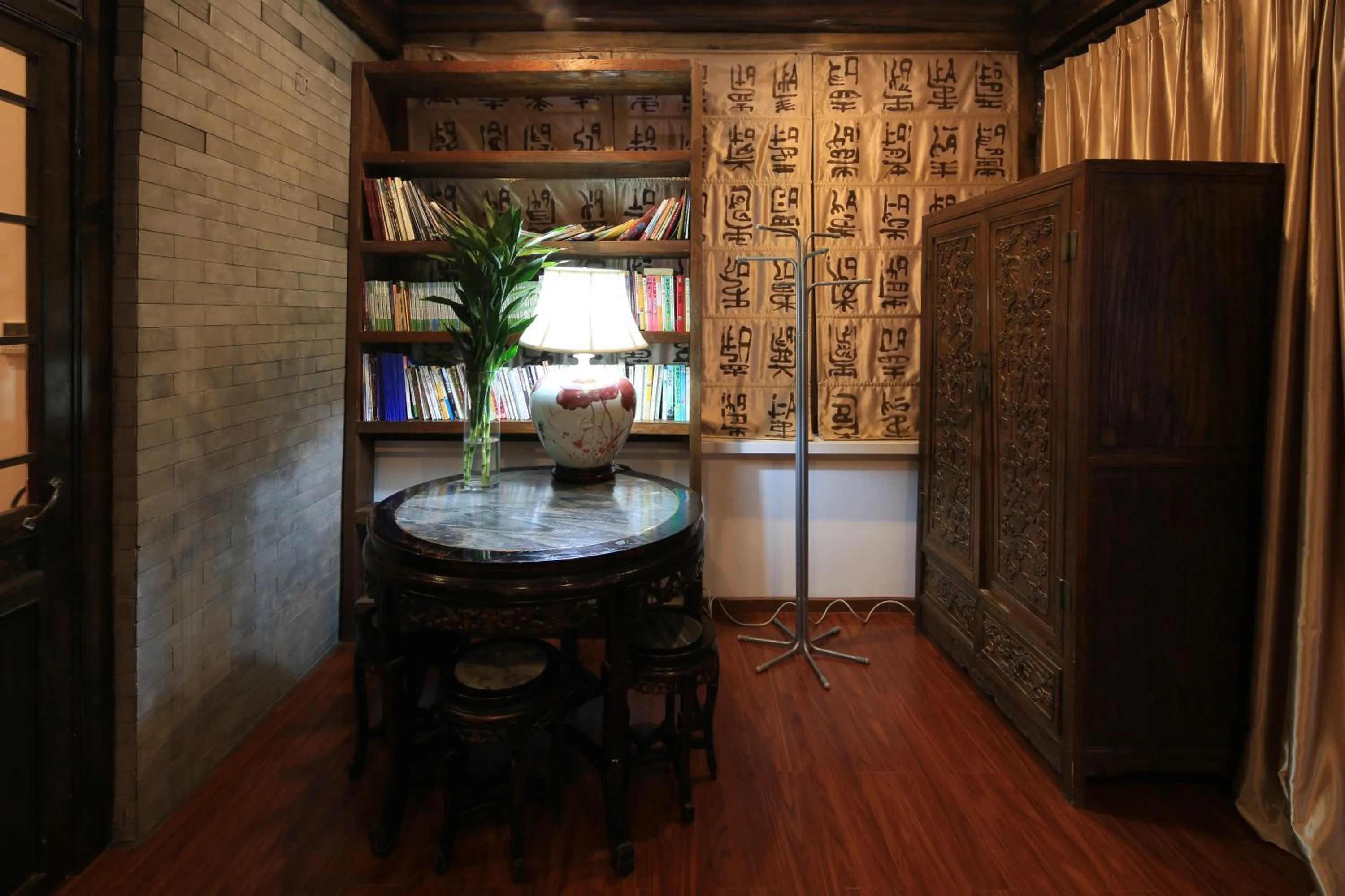 Decorative detail in The Great Wall Courtyard Hostel