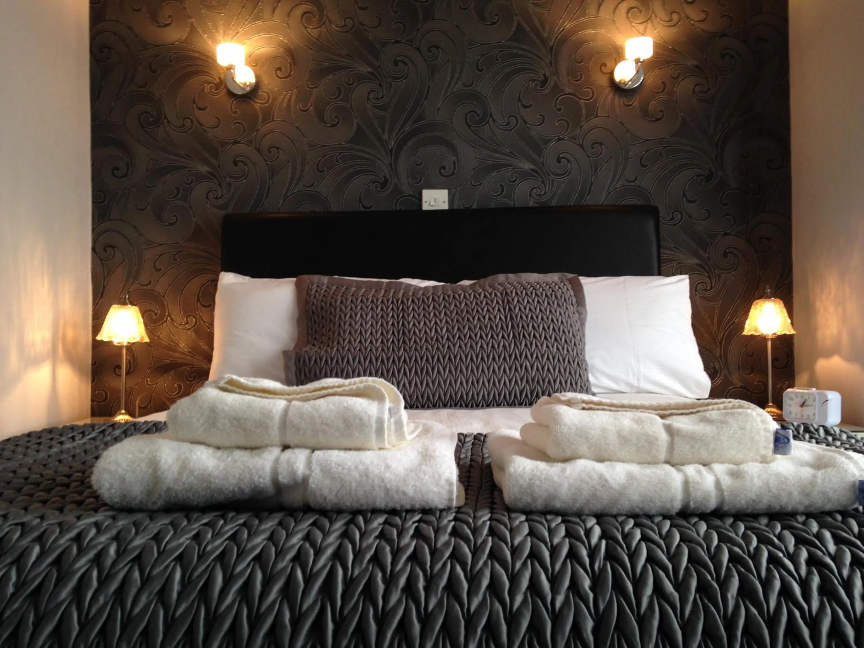 Bedroom, Bed in Windsor Park Hotel