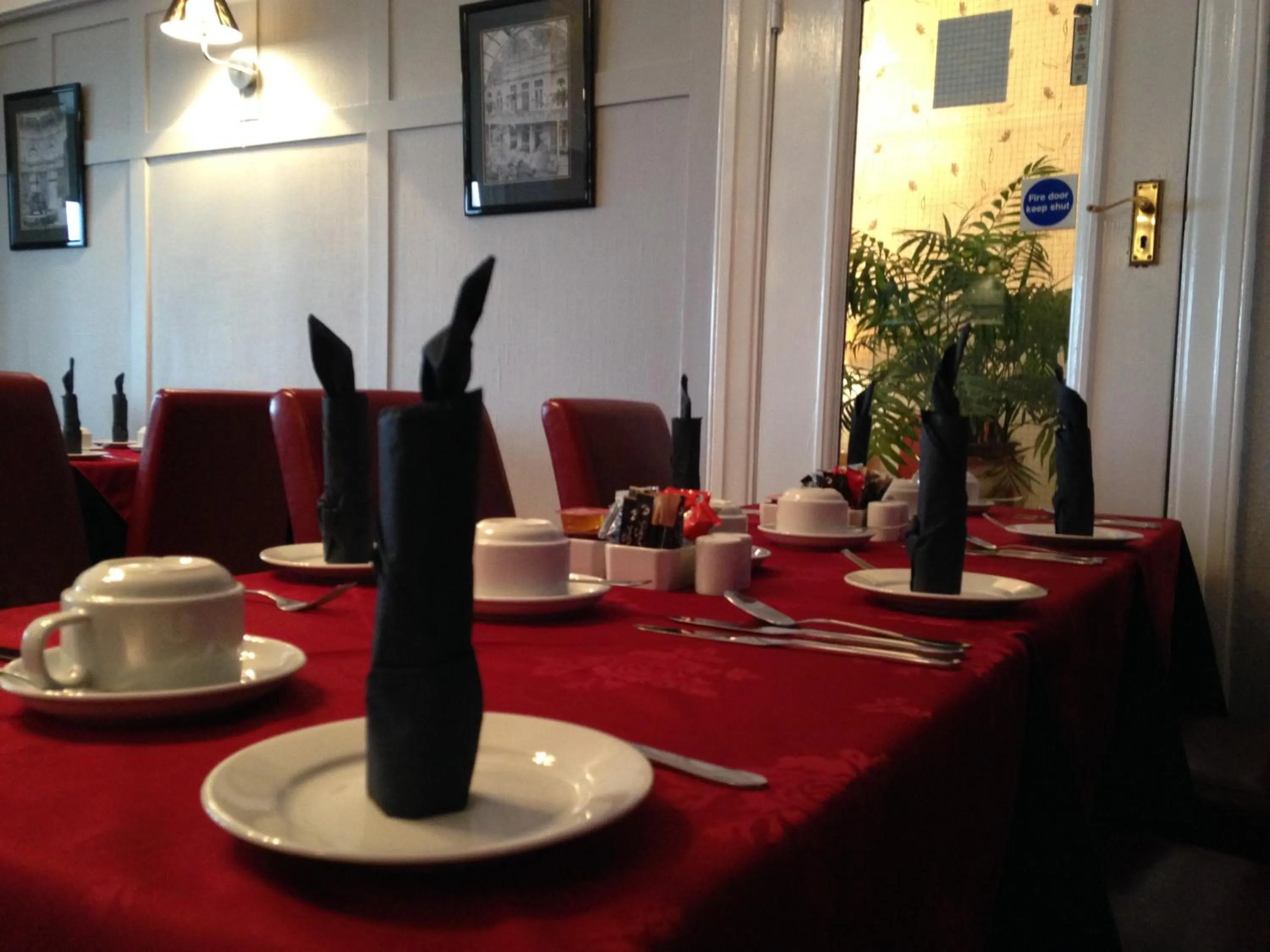 Restaurant/places to eat in Windsor Park Hotel