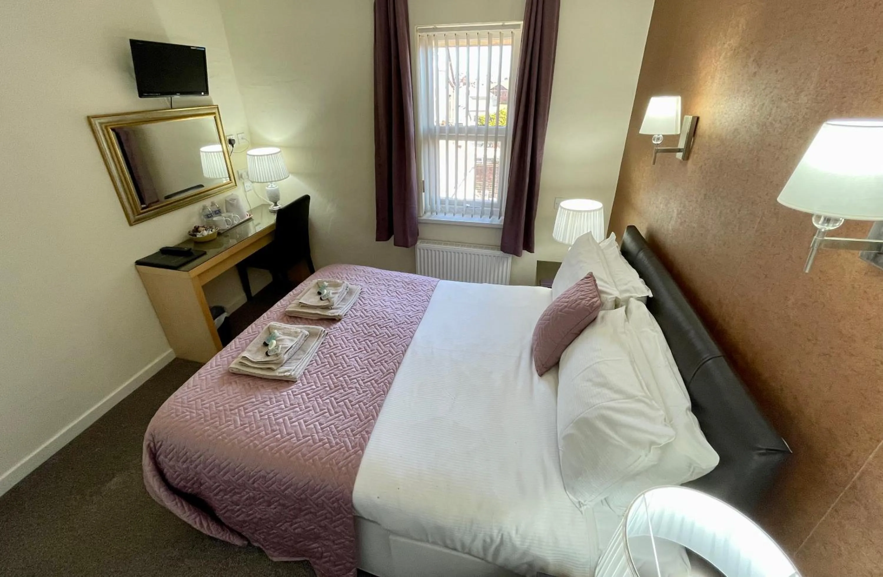 Photo of the whole room, Bed in Windsor Park Hotel