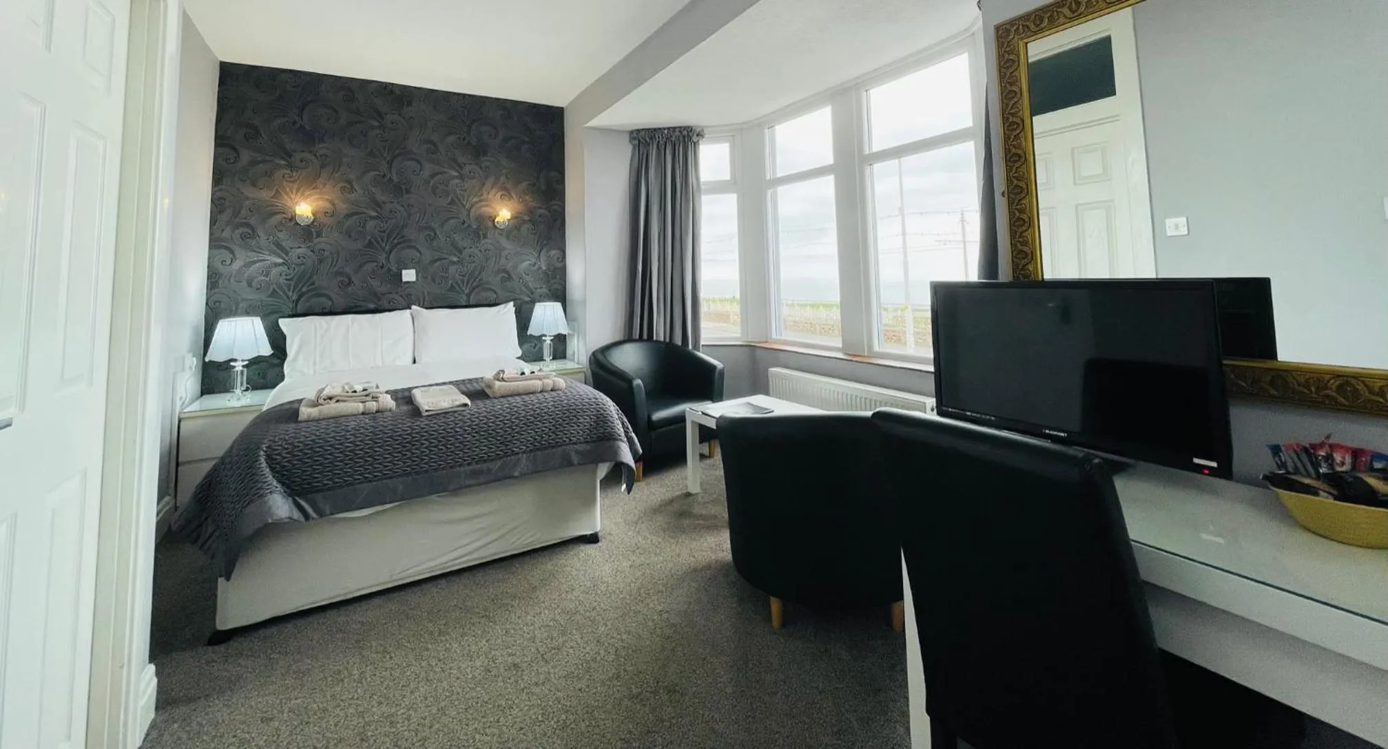 Photo of the whole room, Bed in Windsor Park Hotel