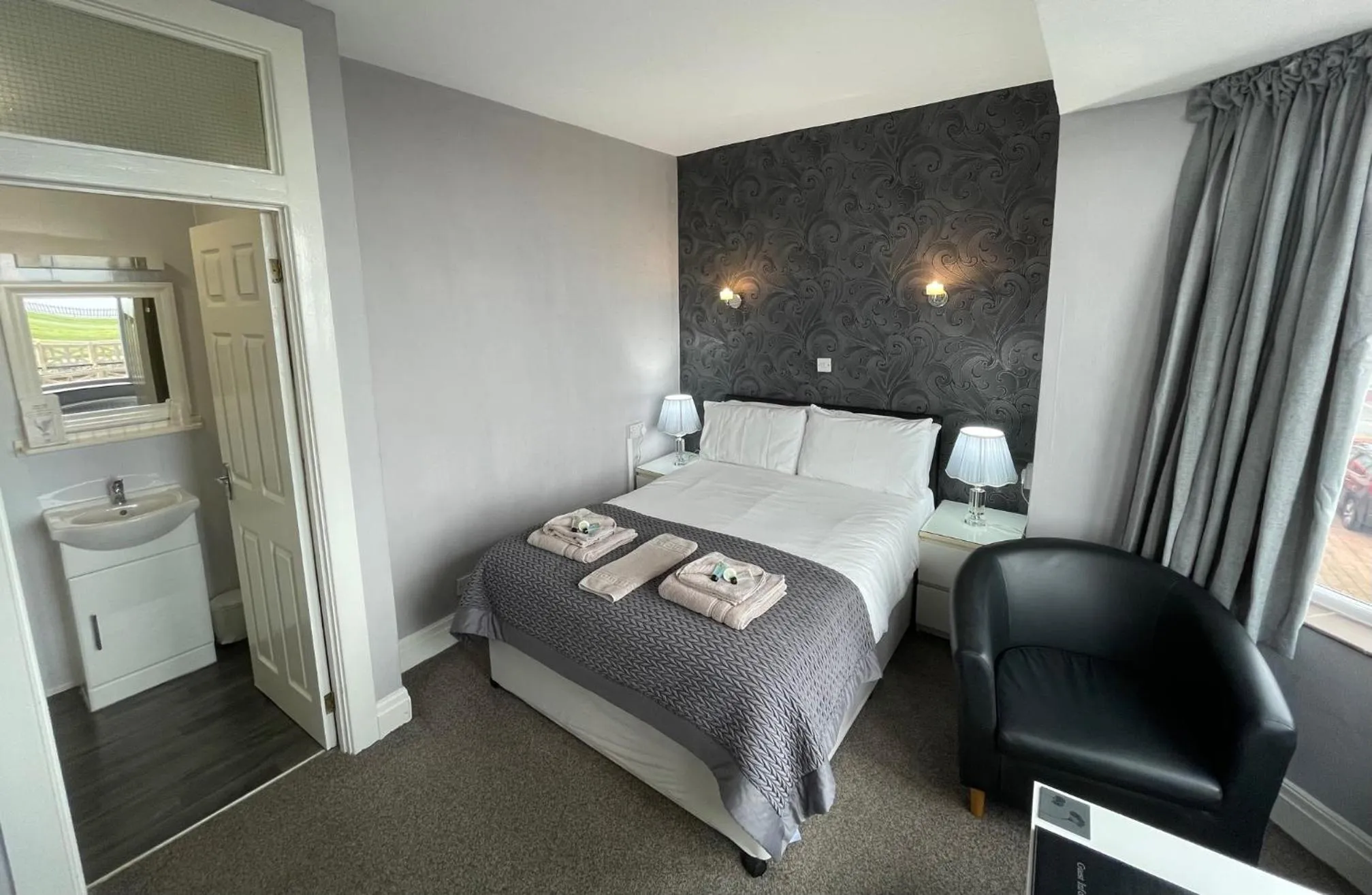 Photo of the whole room, Bed in Windsor Park Hotel