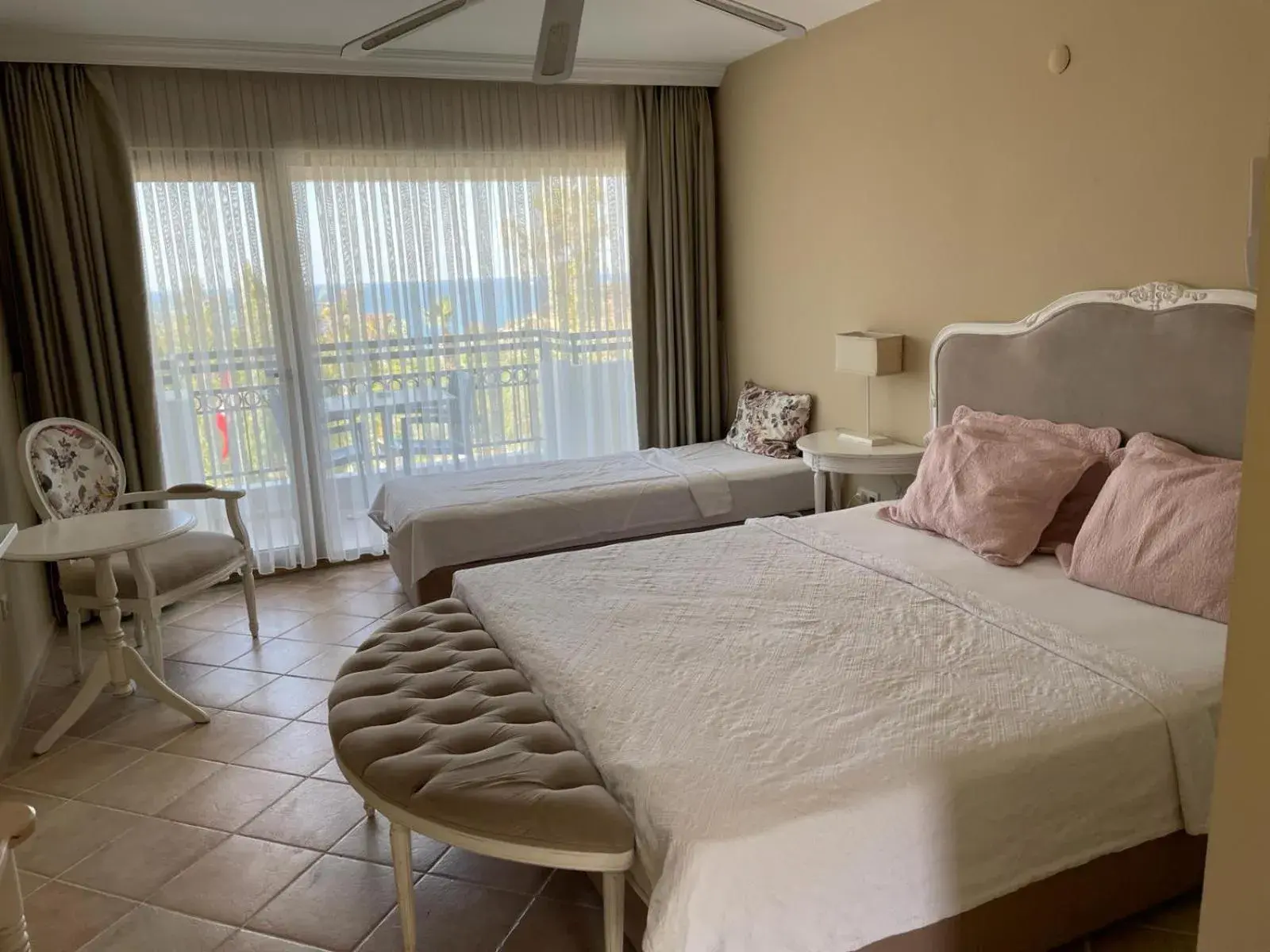 Standard Triple Room in Hotel Carina Standard Triple Room in Hotel Carina