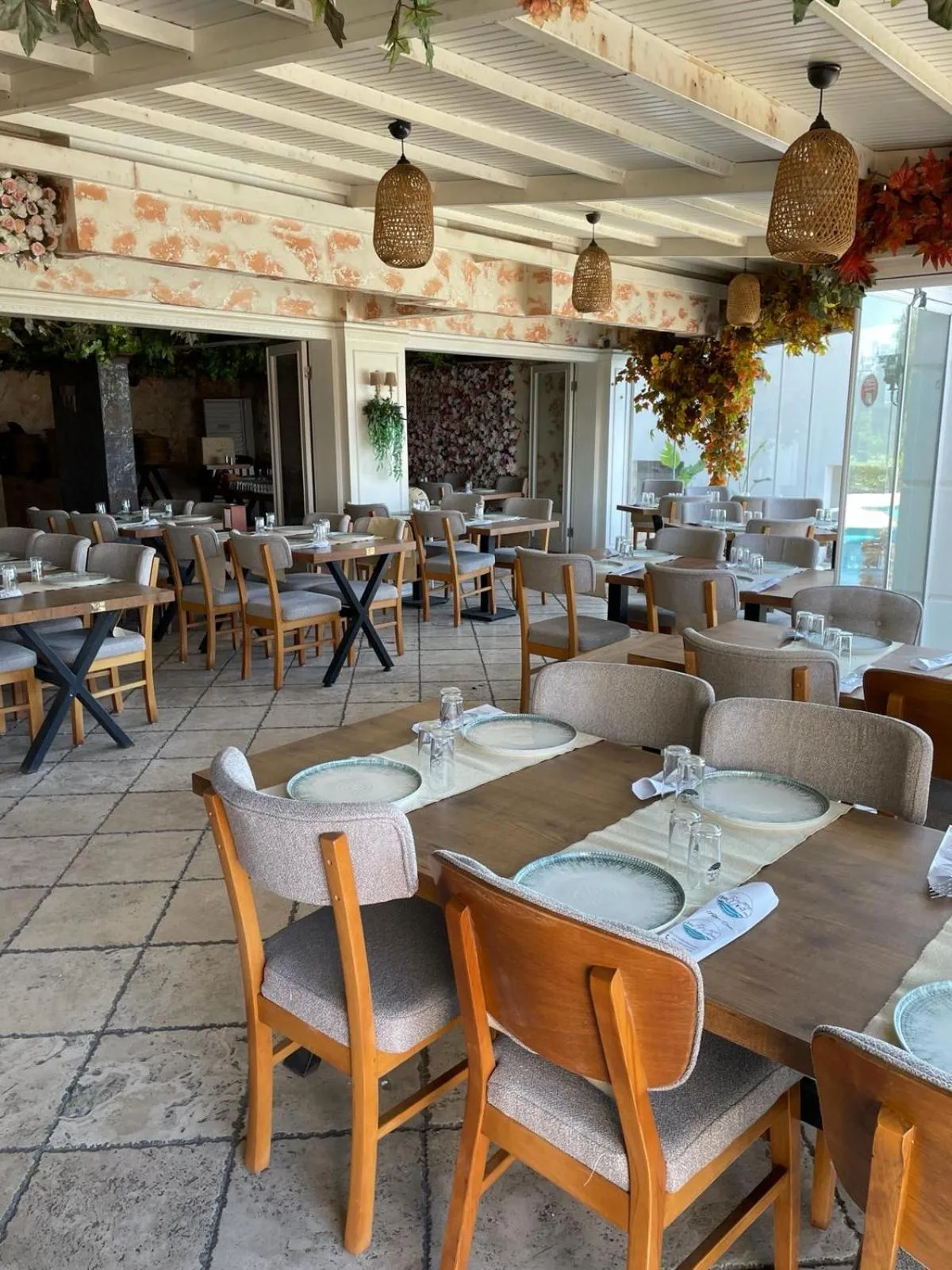 Restaurant/places to eat in Hotel Carina