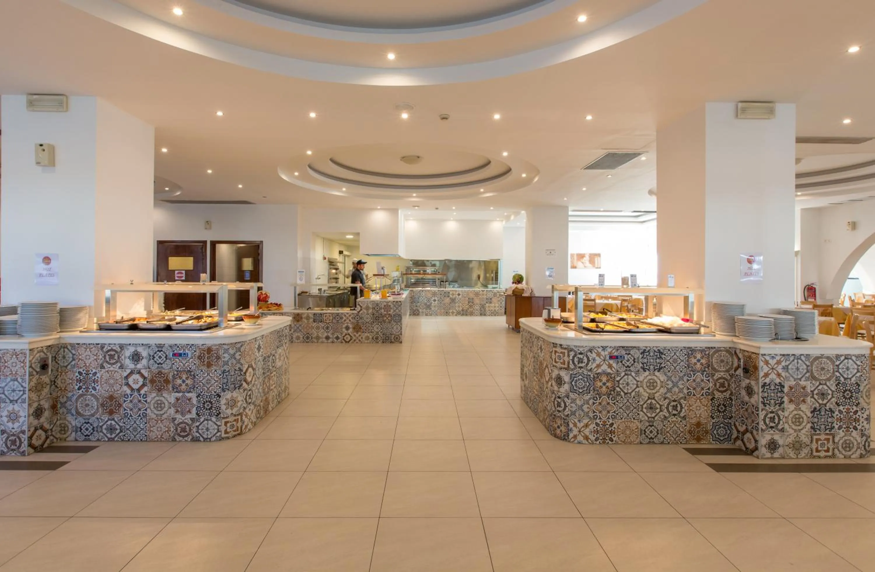 Restaurant/places to eat in Sun Palace Hotel