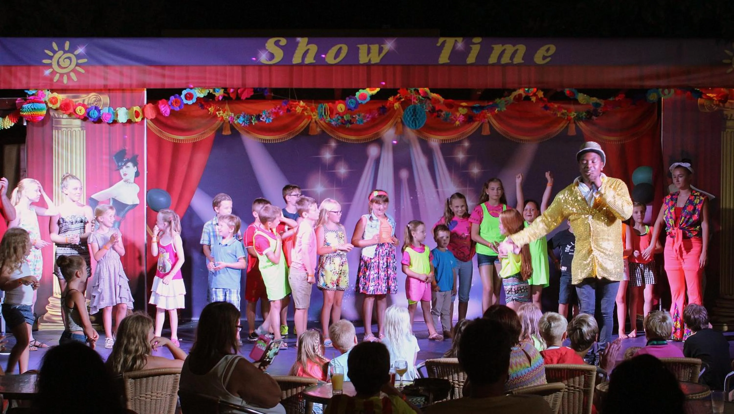 Evening entertainment in Sun Palace Hotel