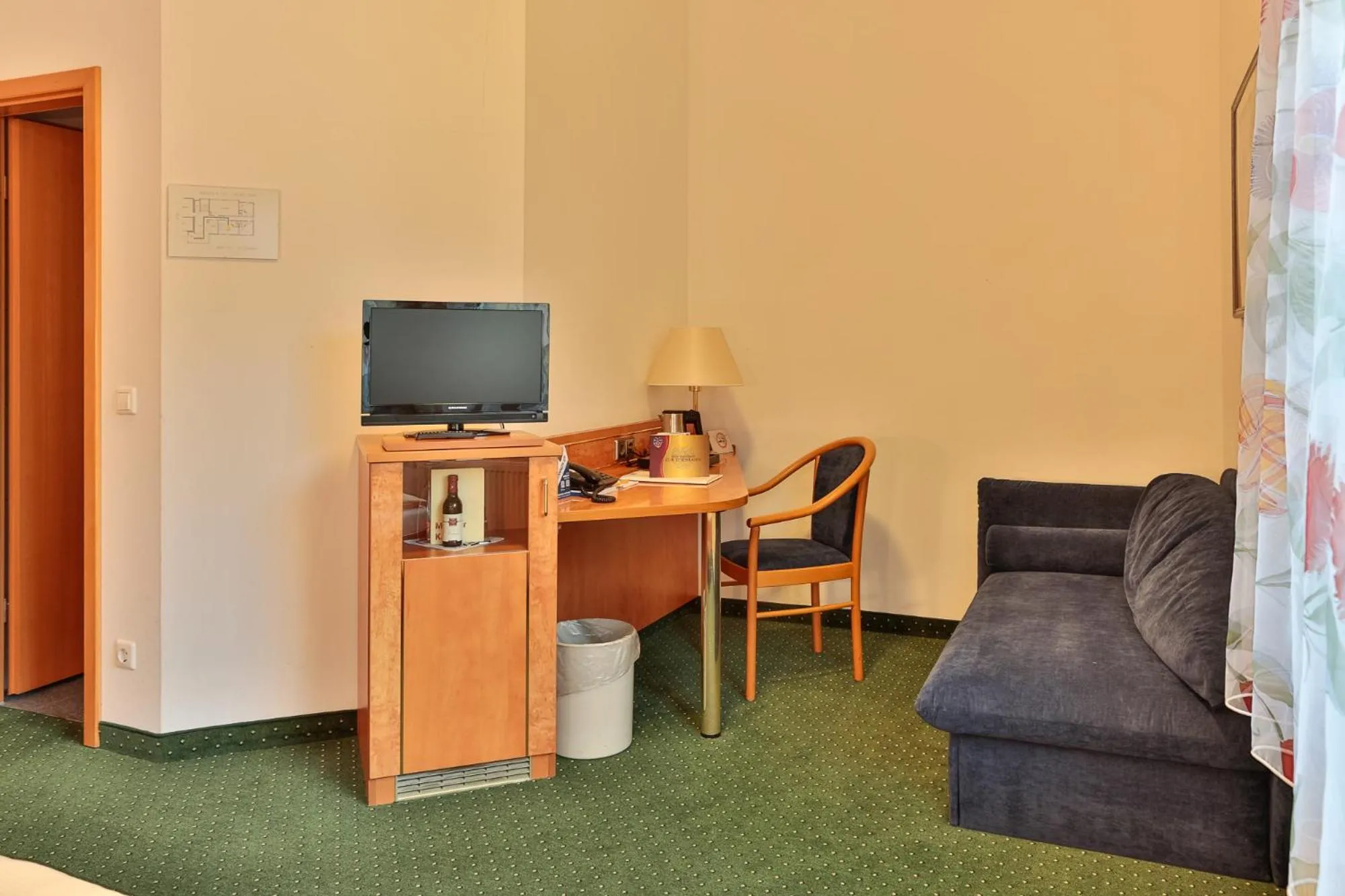 Photo of the whole room in Hotel Zur Eisenbahn