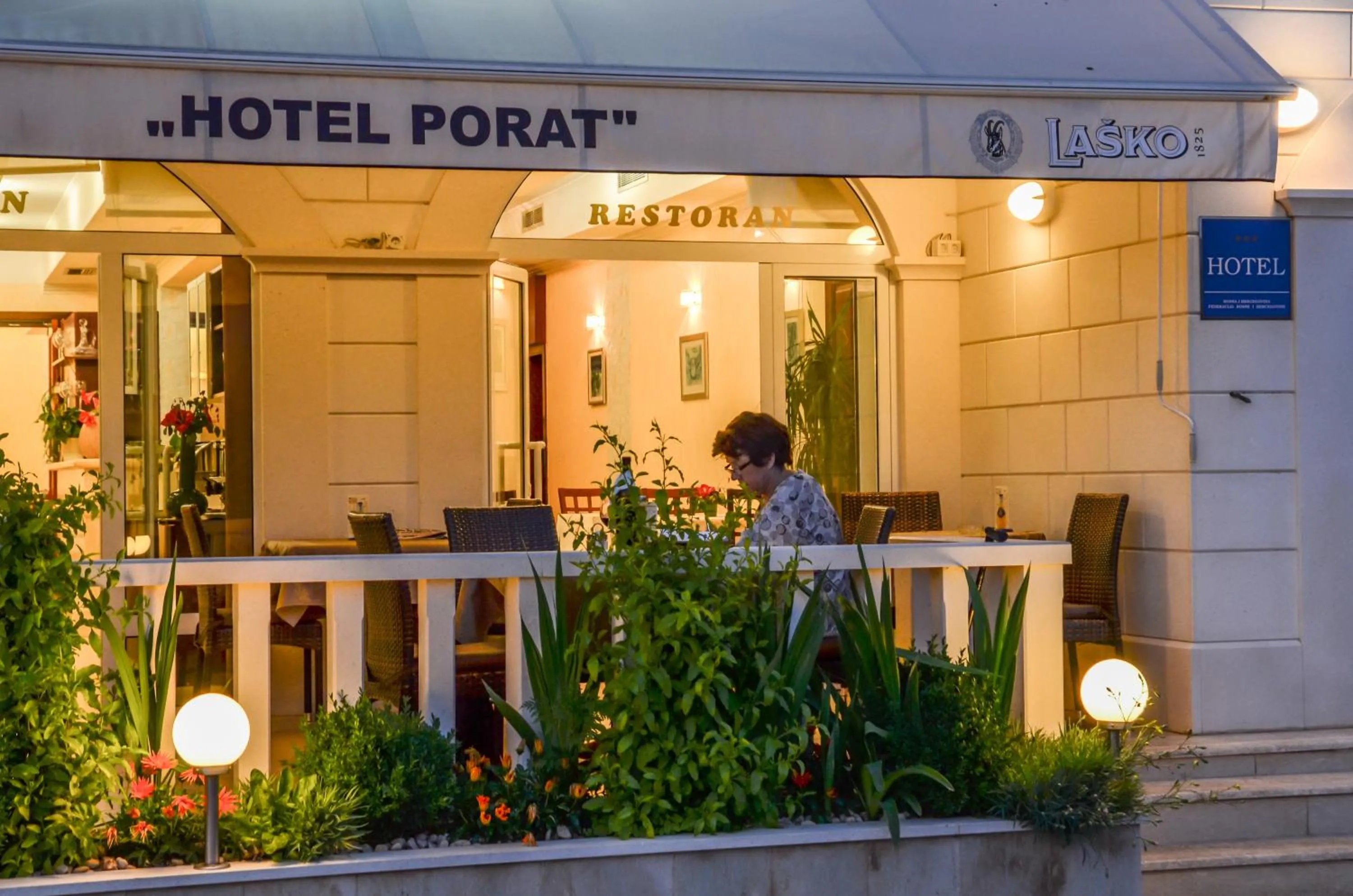 Restaurant/places to eat in Hotel Porat