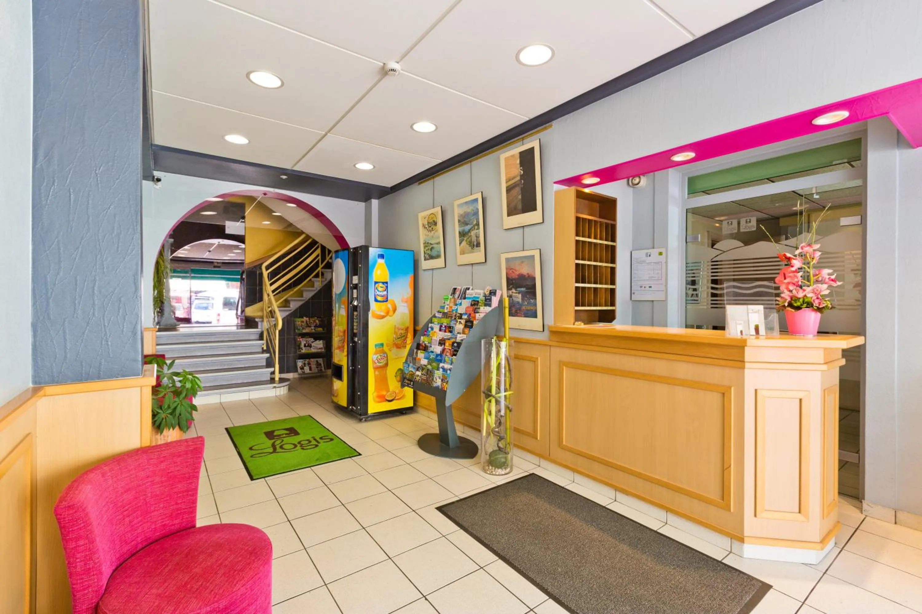 Lobby or reception in Logis Hôtel Restaurant Bellevue Annecy