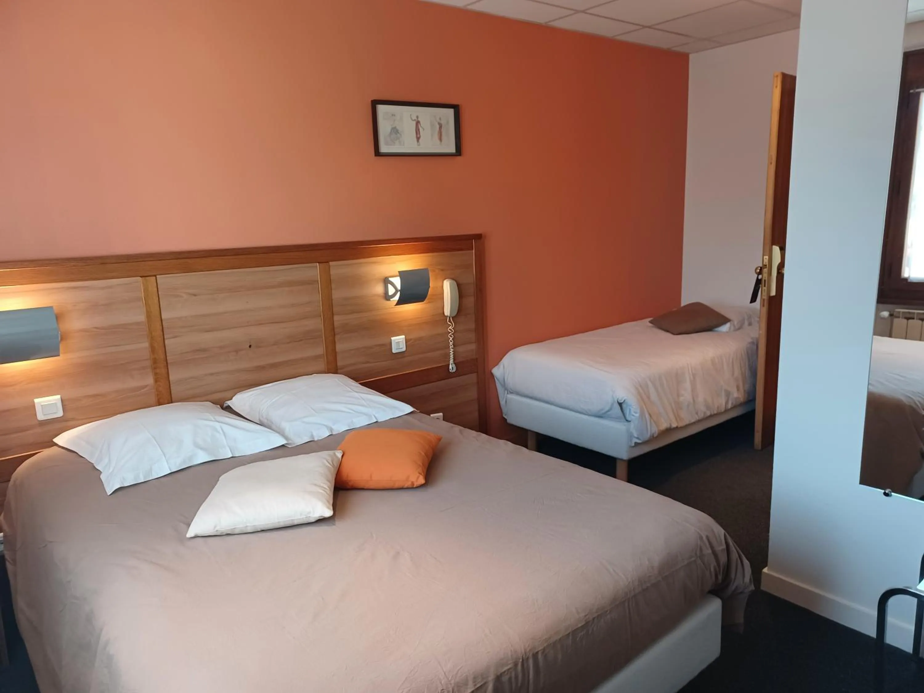 Bedroom, Bed in Logis Hôtel Restaurant Bellevue Annecy