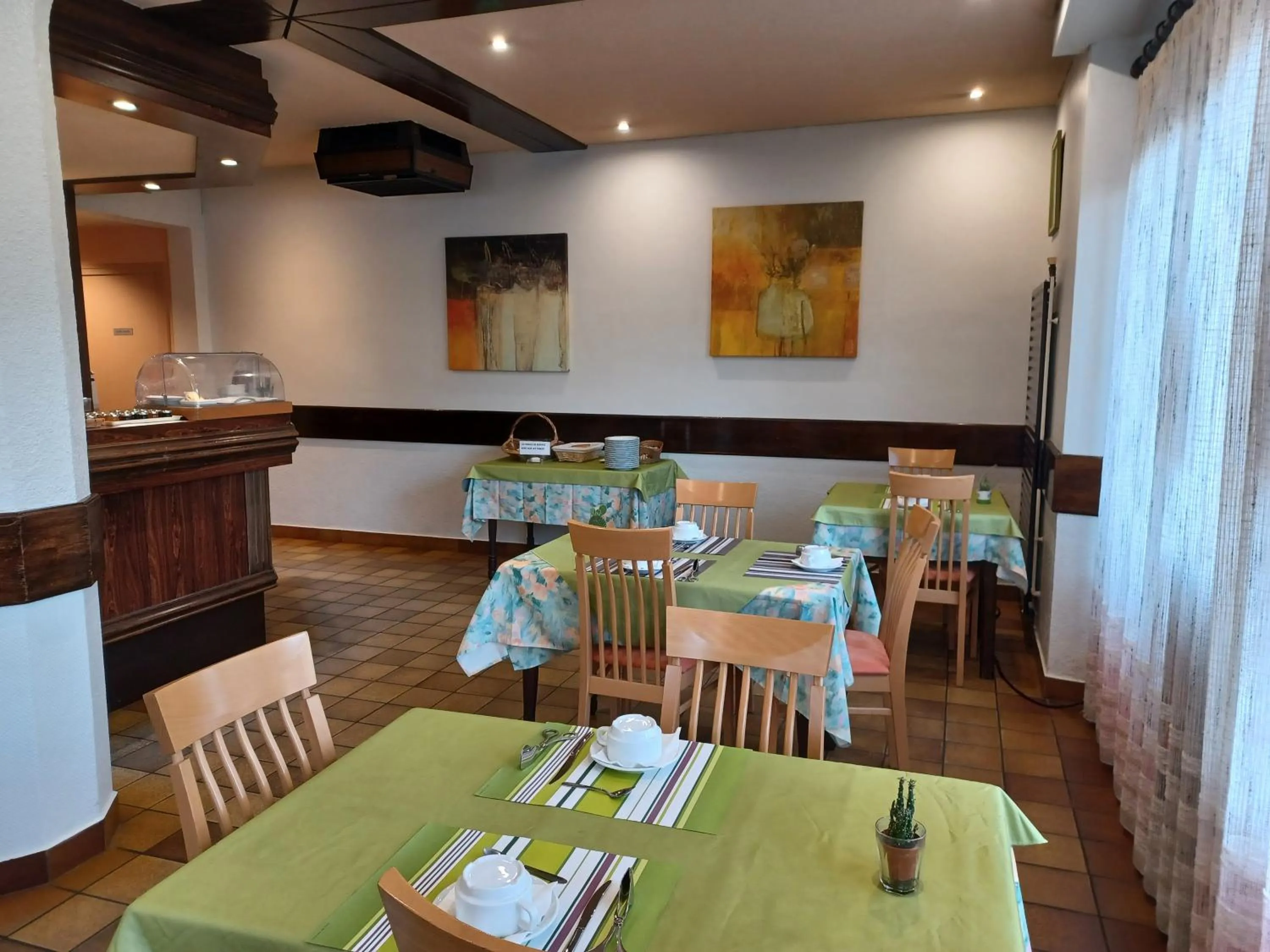 Breakfast in Logis Hôtel Restaurant Bellevue Annecy