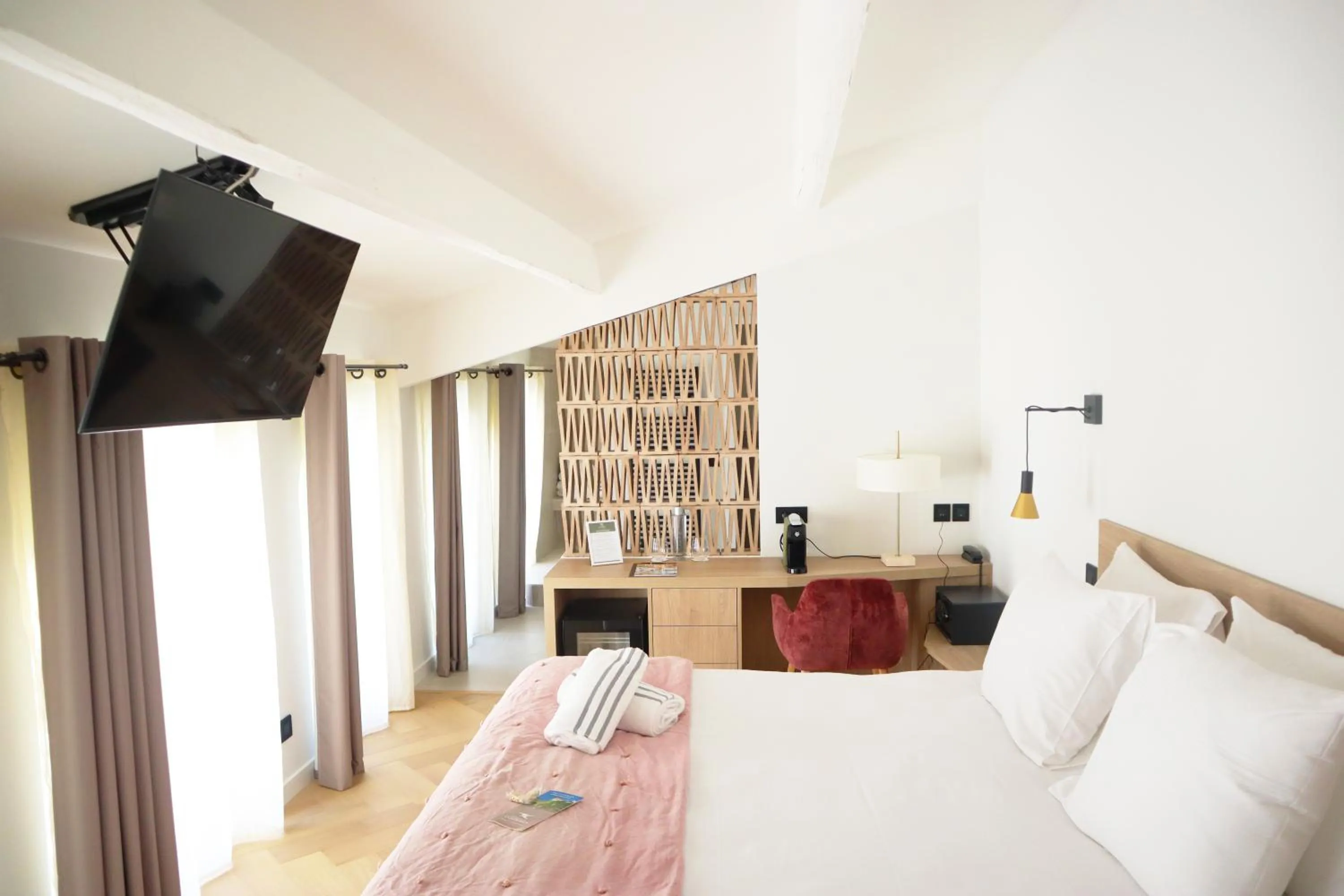 Photo of the whole room, Bed in Le Domaine Du Colombier