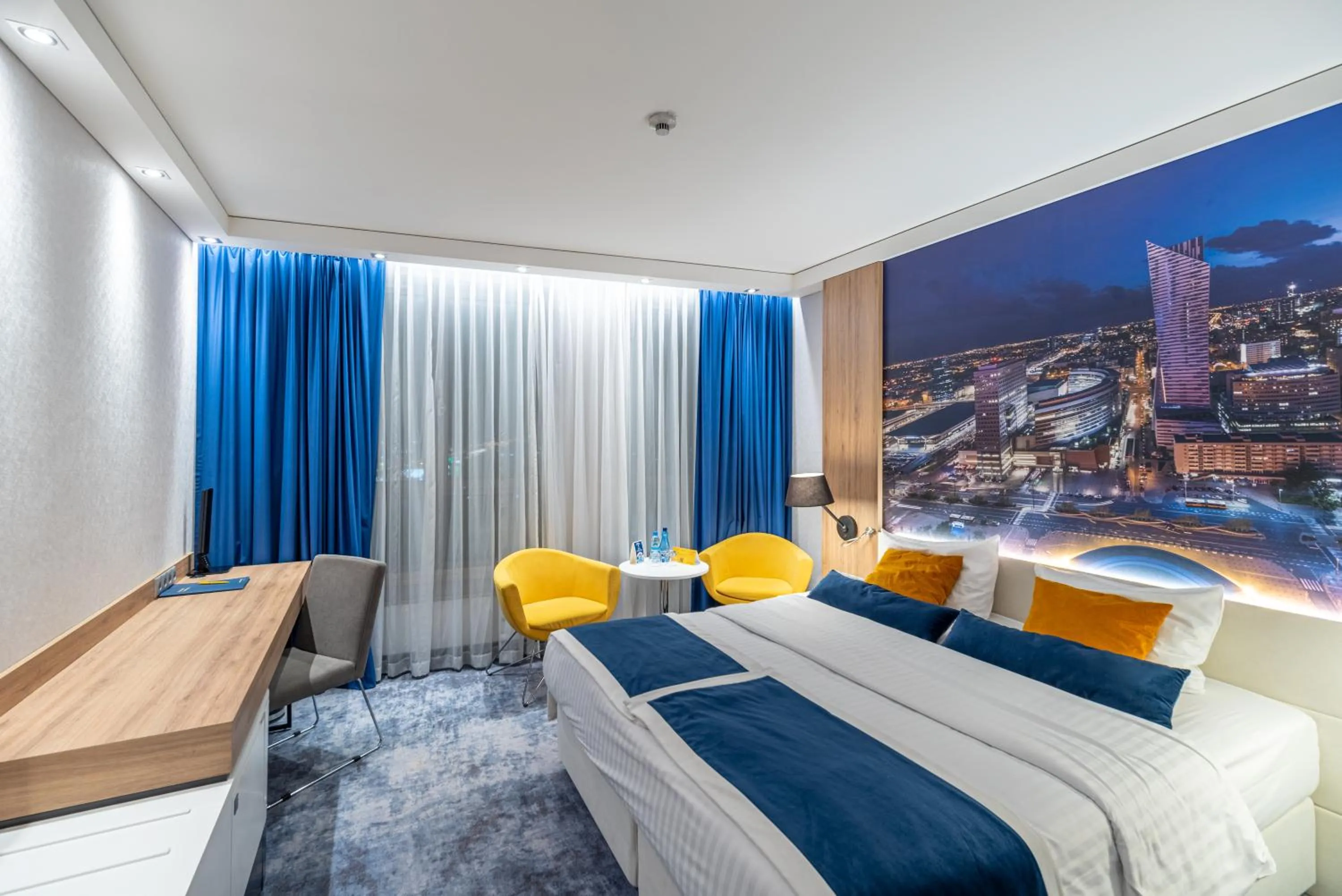 Photo of the whole room, Bed in Golden Tulip Warsaw Airport