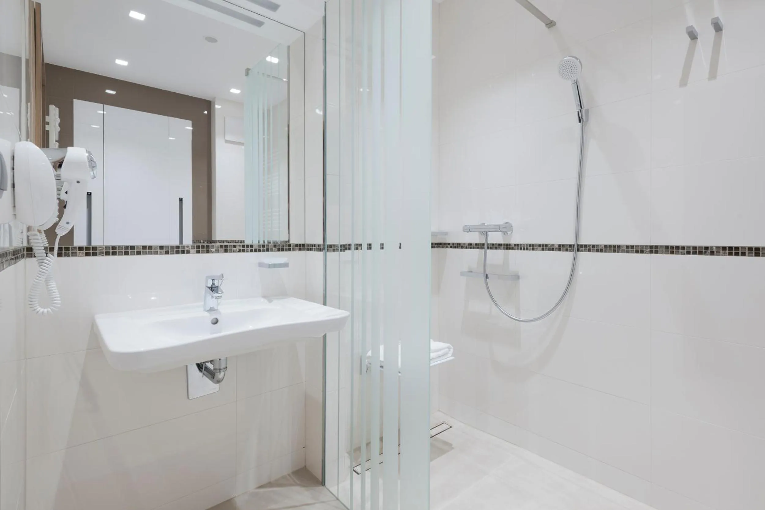 Bathroom in Golden Tulip Warsaw Airport