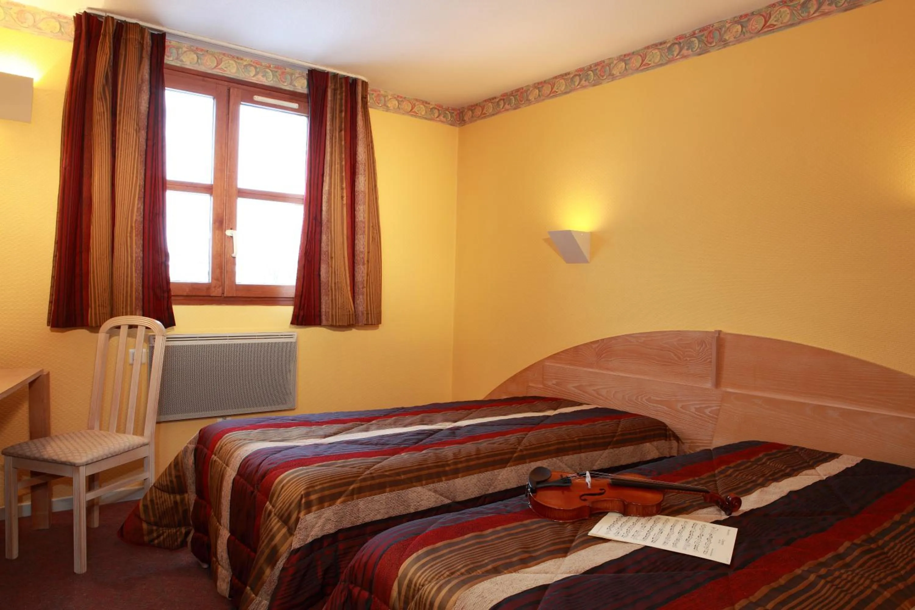 Bedroom, Bed in Logis Le Luth