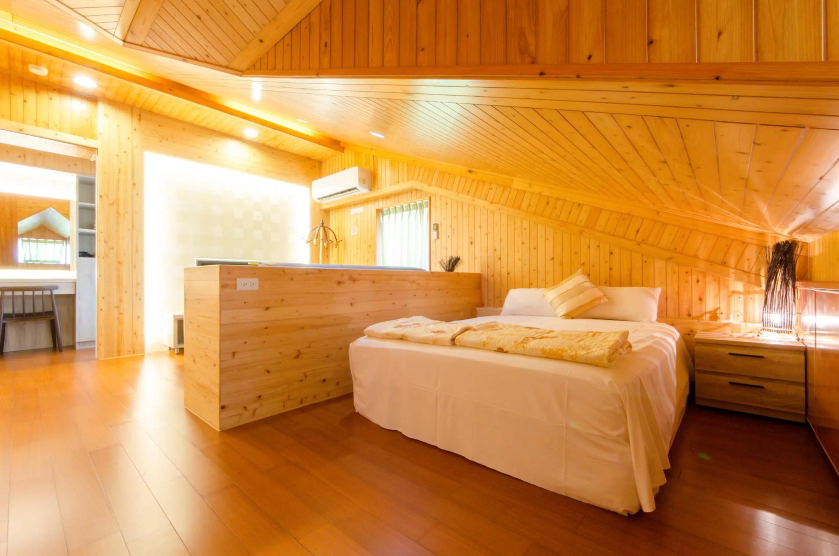 Photo of the whole room, Bed in Yosemite Homestay