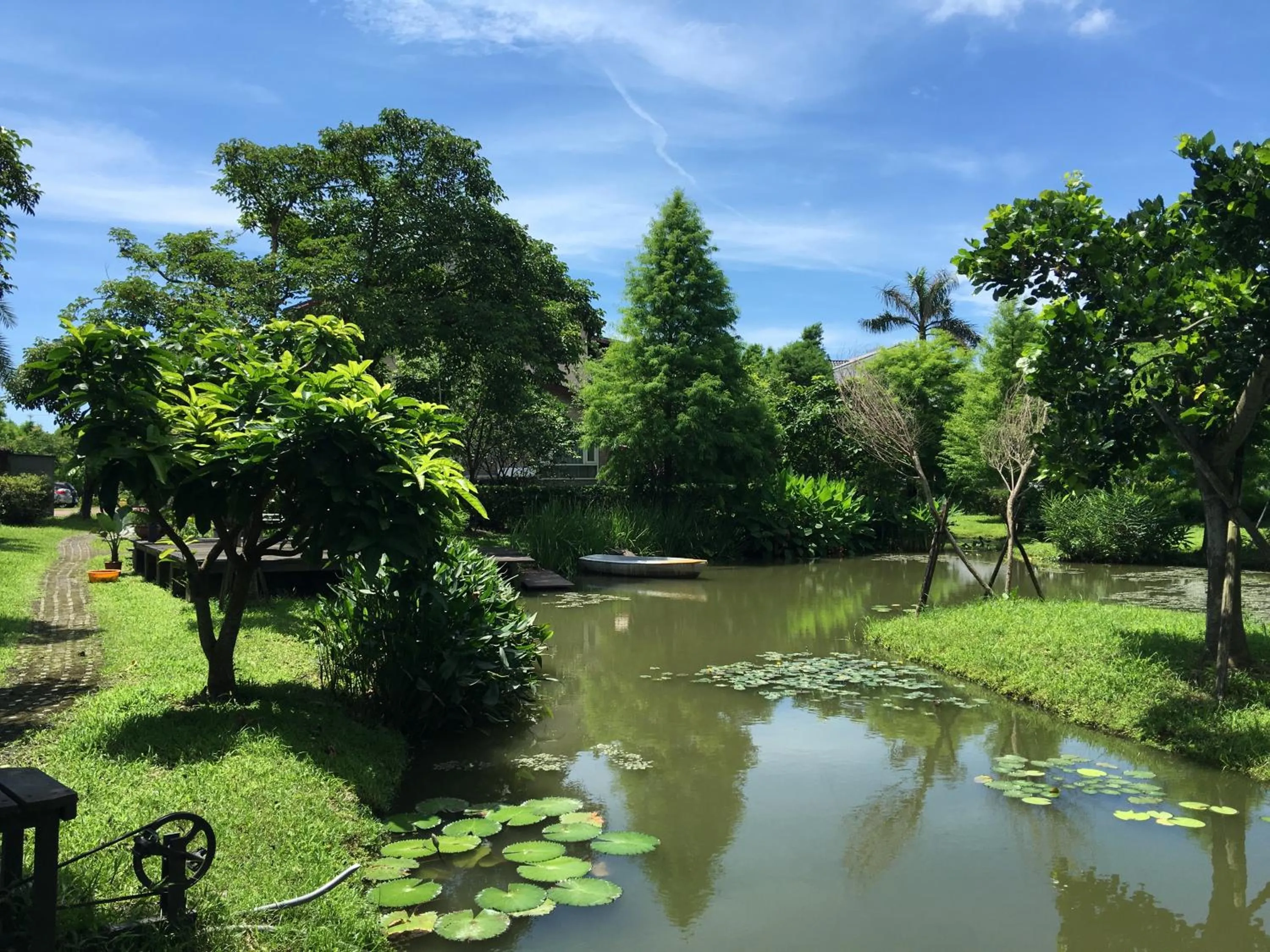Garden view in Yosemite Homestay