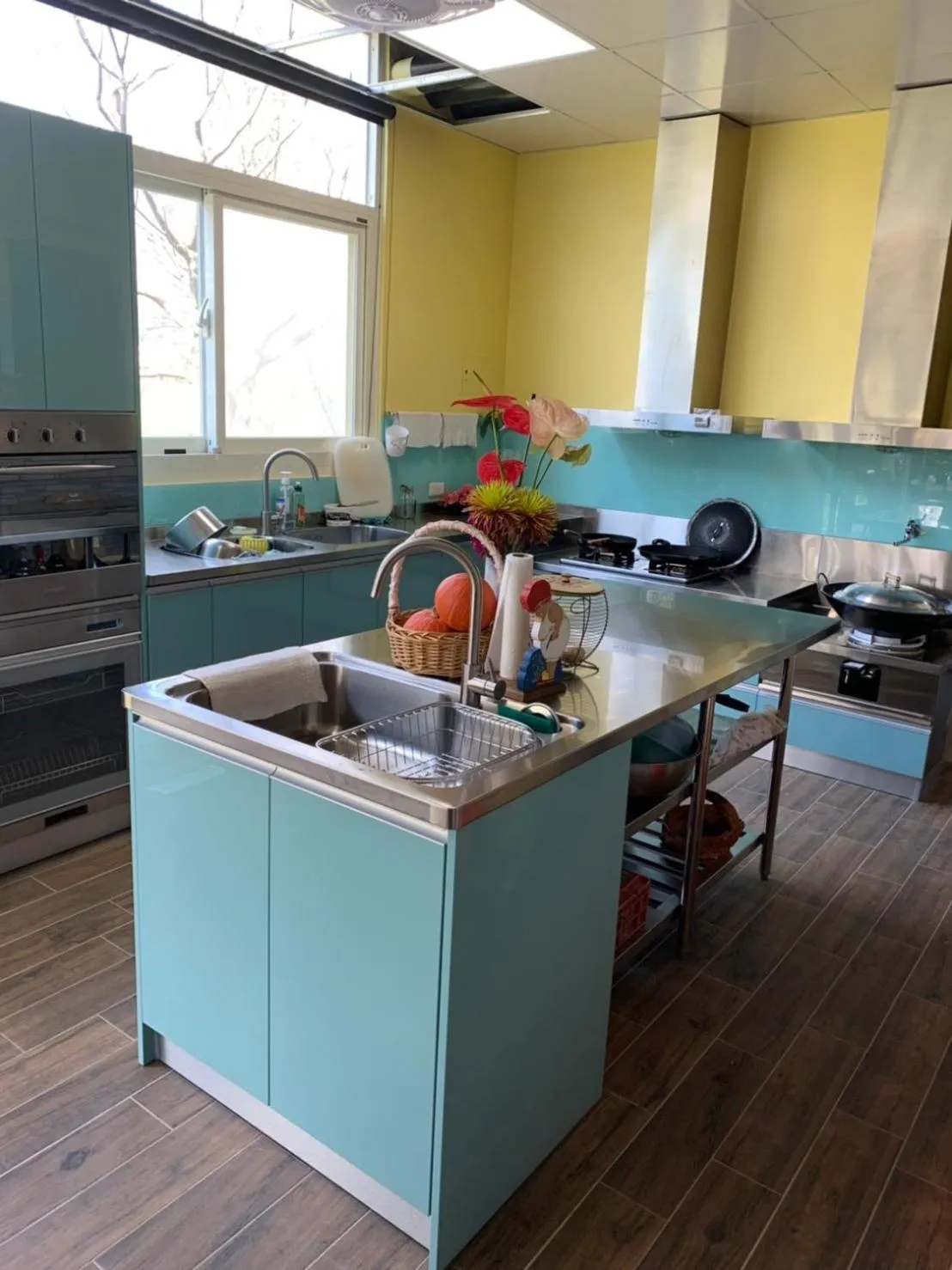 Communal kitchen in Yosemite Homestay