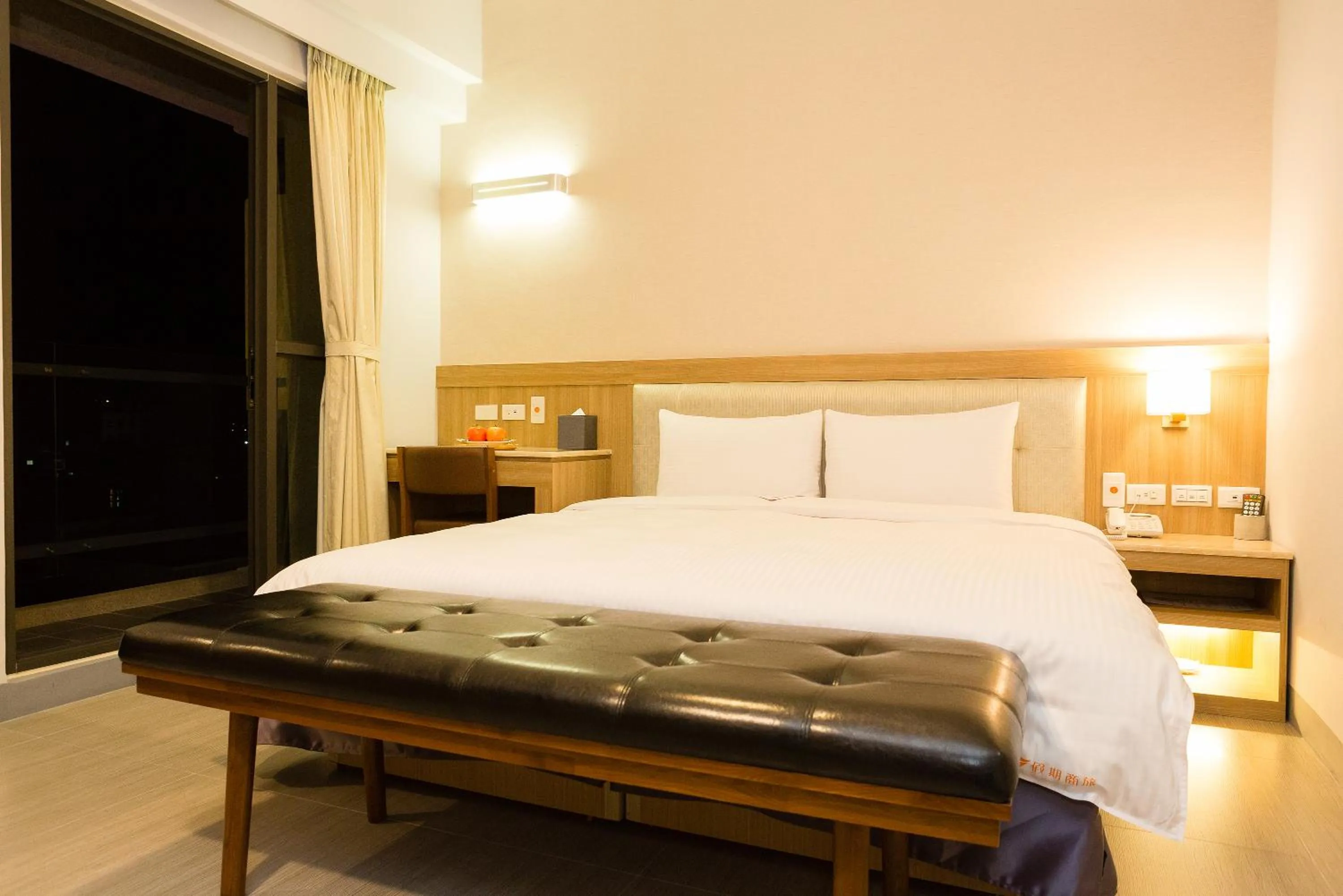 Photo of the whole room, Bed in V-Hotel