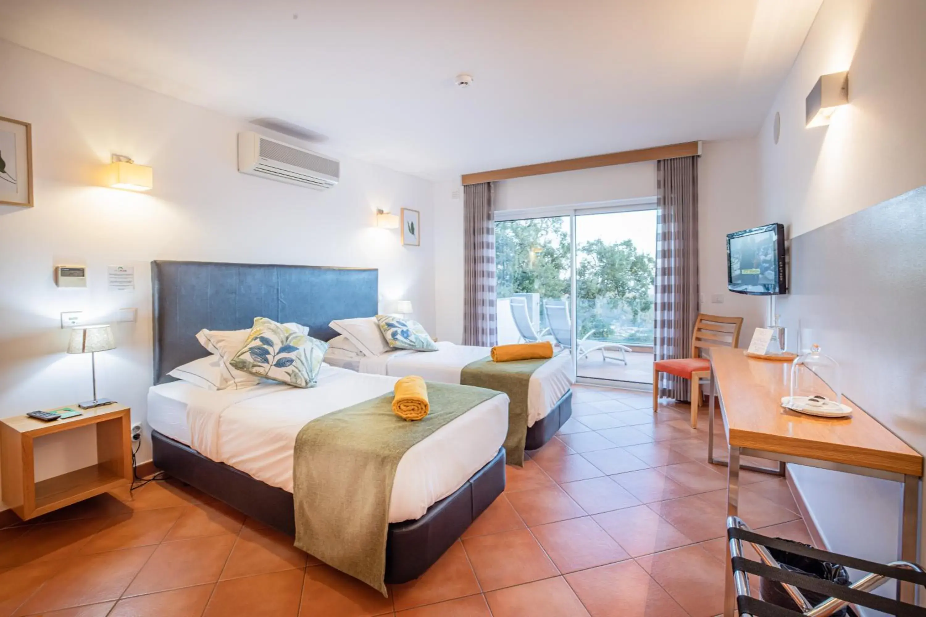 Double Room with Balcony and Panoramic View in VilaFoia Double Room with Balcony and Panoramic View in VilaFoia