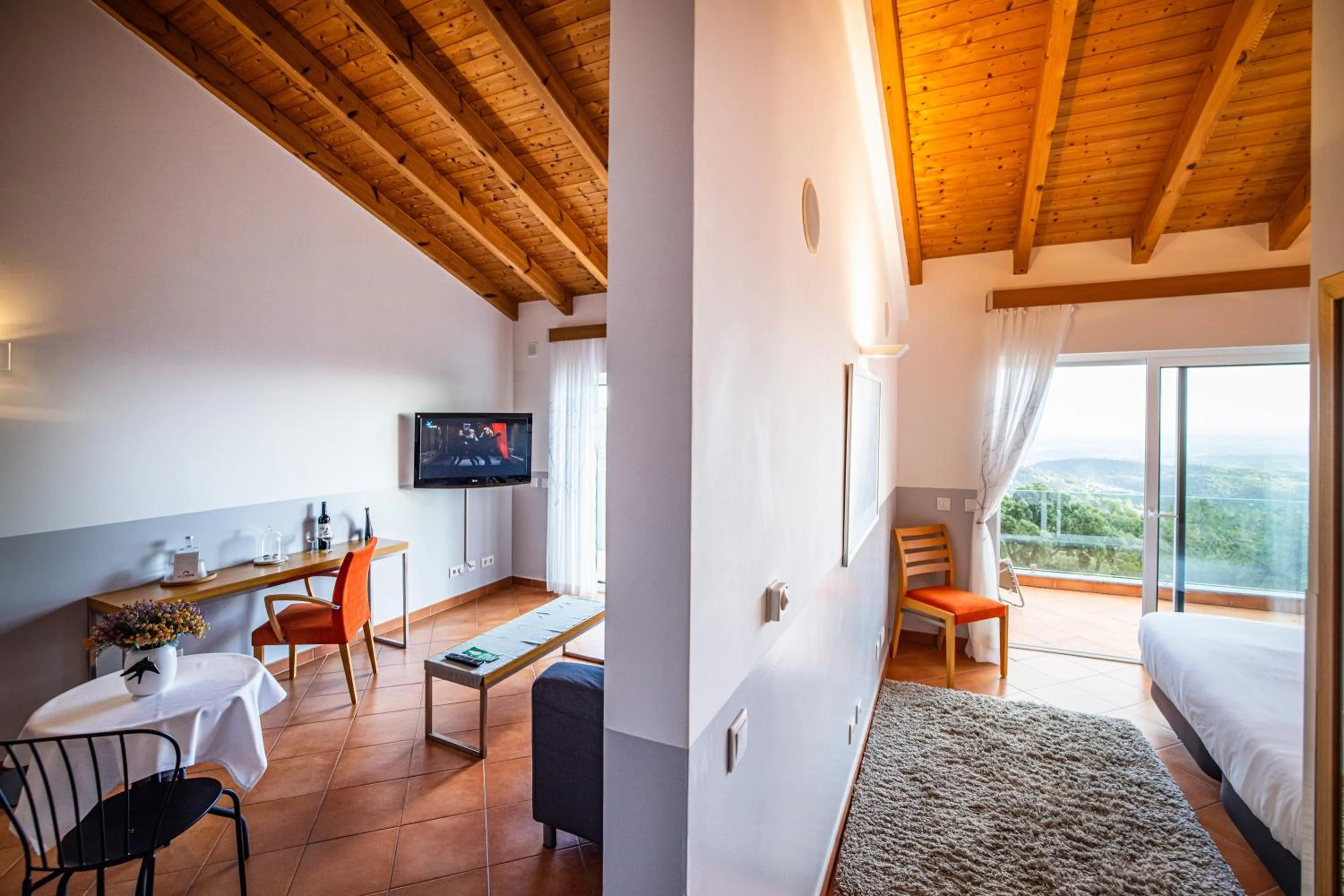 Communal lounge/ TV room, Bed in VilaFoia