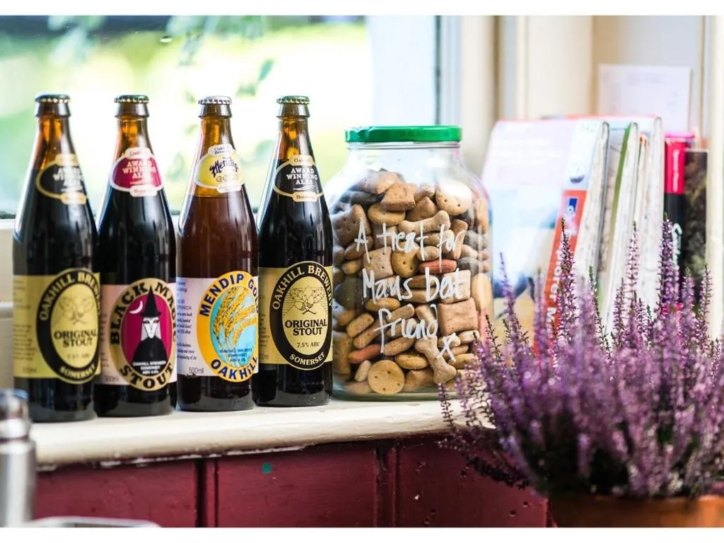 Lounge or bar in The Oakhill Inn