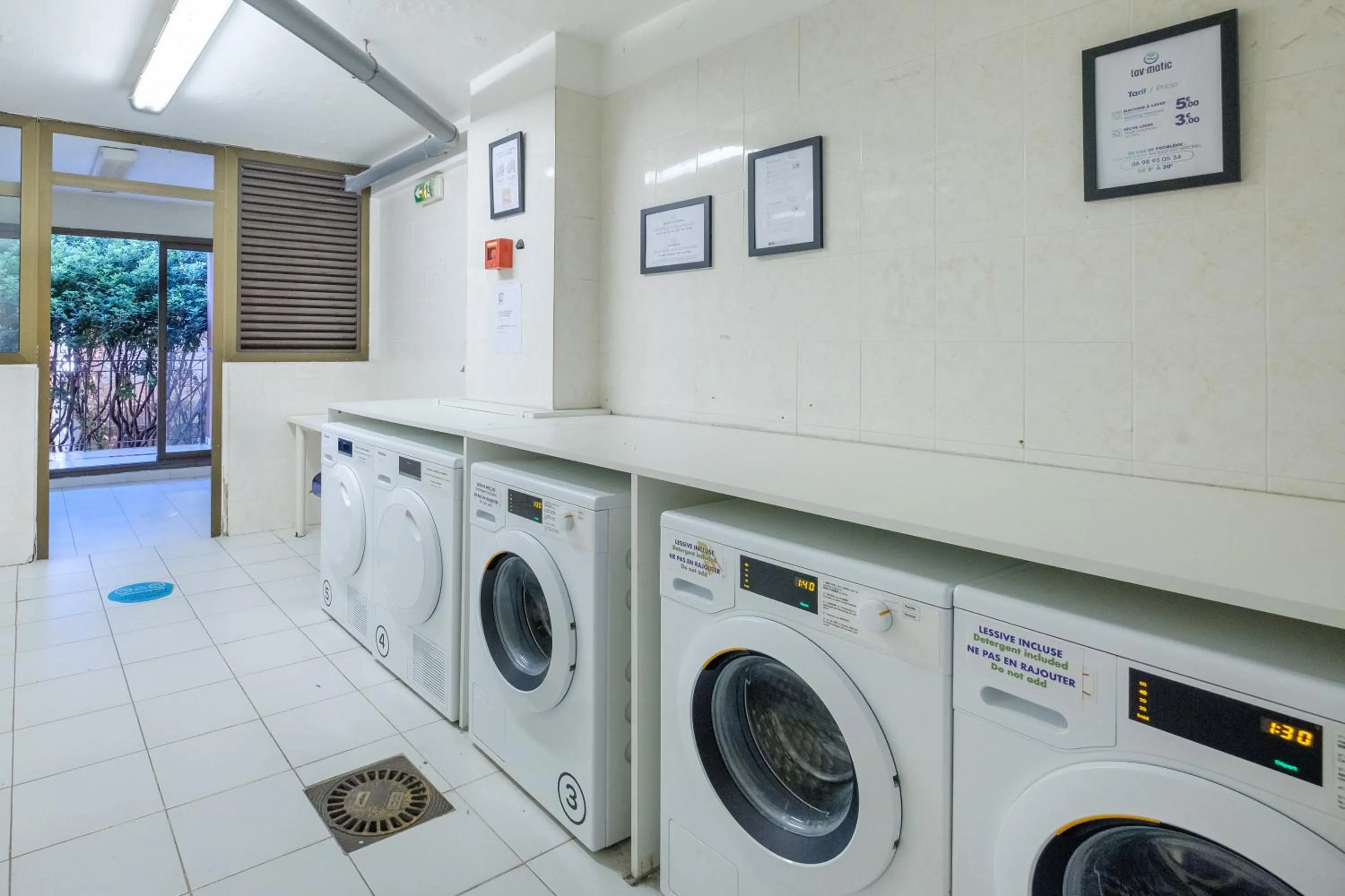 washing machine in Résidence Pierre & Vacances l'Ange Gardien
