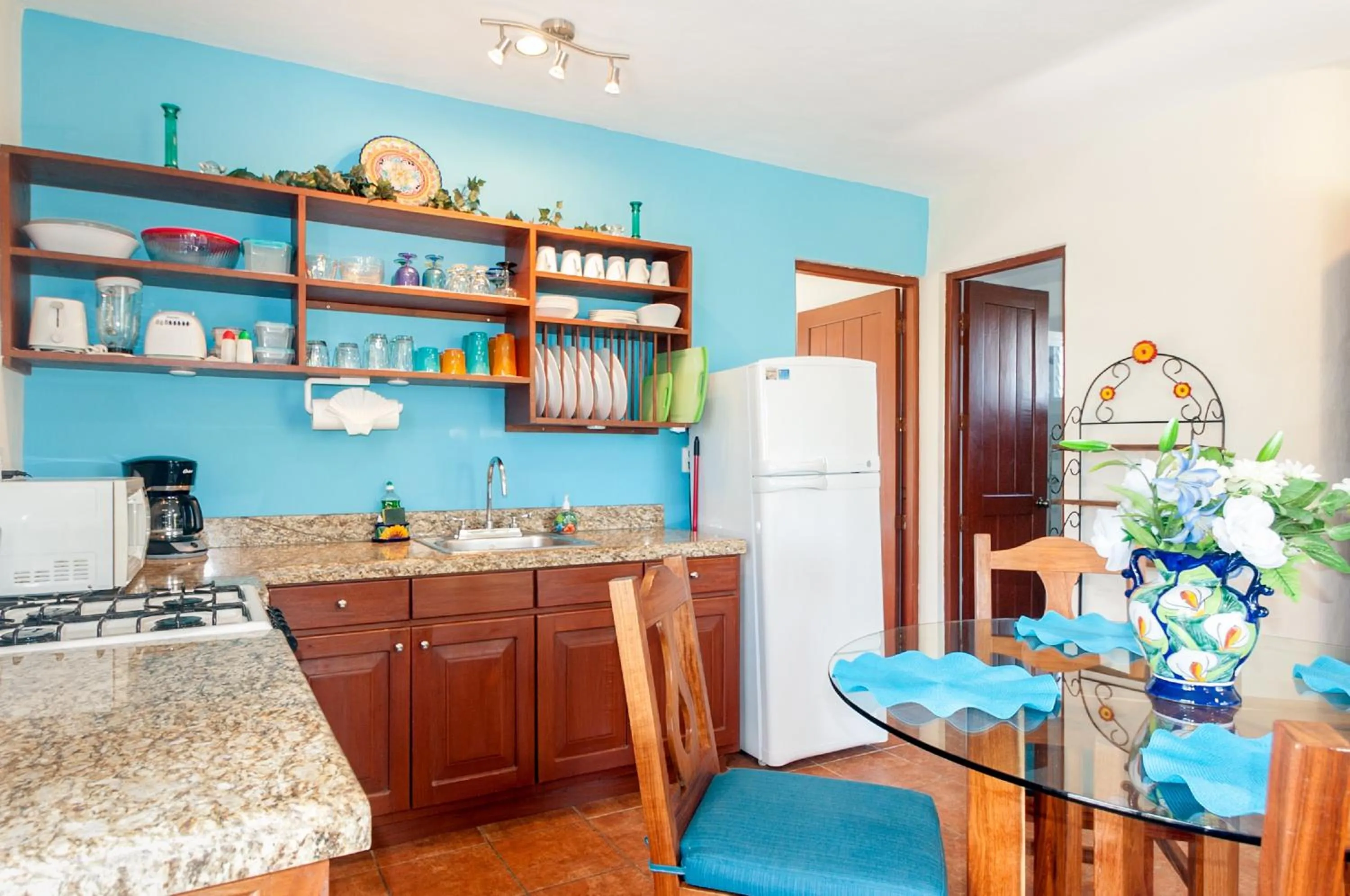 Kitchen or kitchenette in Abbey Del Sol - Beach-steps condos