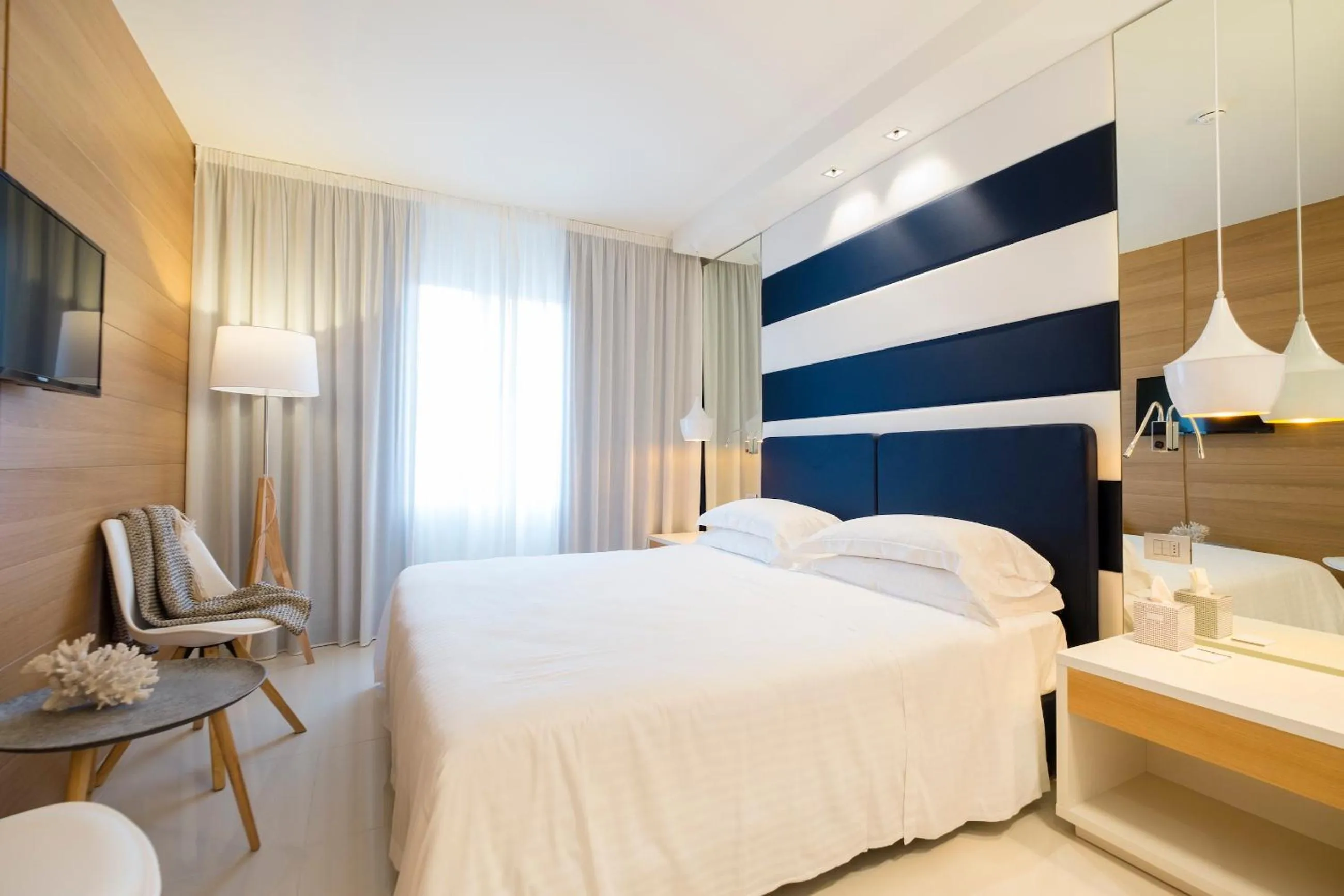 Bedroom, Bed in Metropol Ceccarini Suite - Luxury apartments