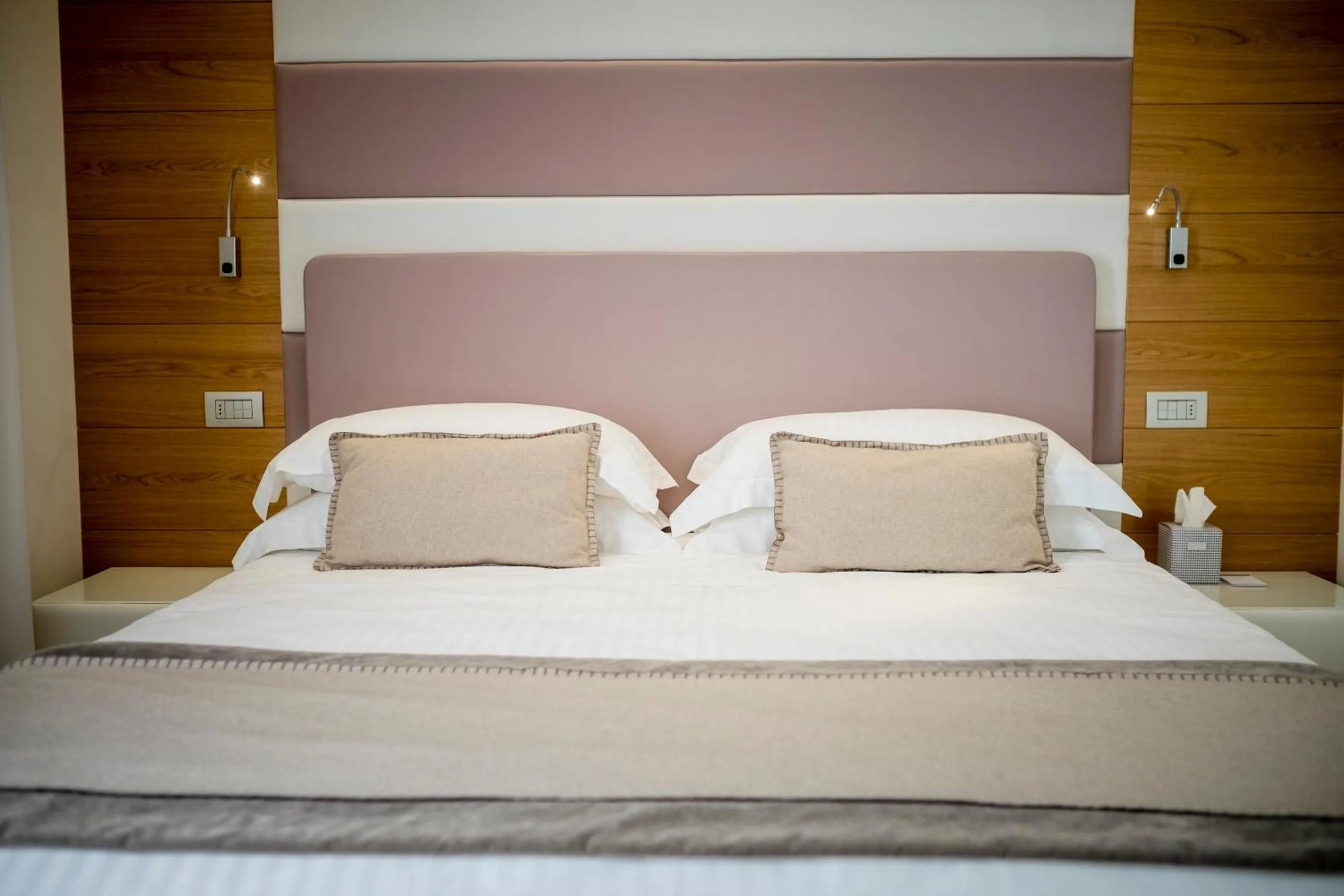 Bedroom, Bed in Metropol Ceccarini Suite - Luxury apartments
