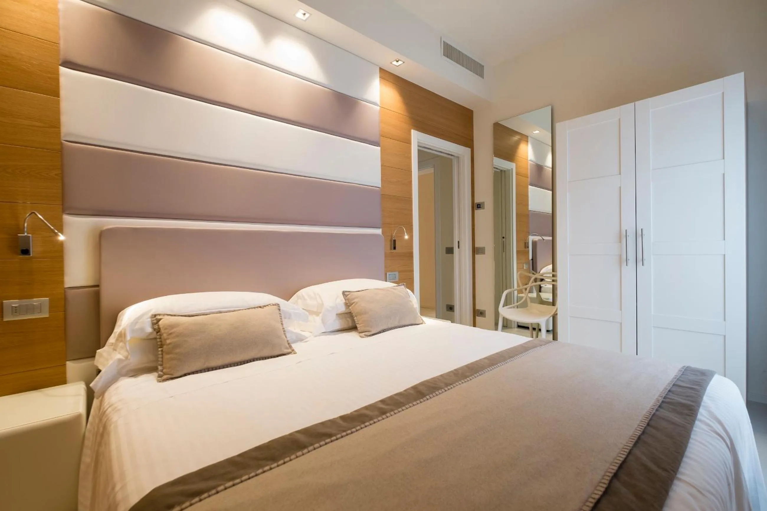 Bedroom, Bed in Metropol Ceccarini Suite - Luxury apartments