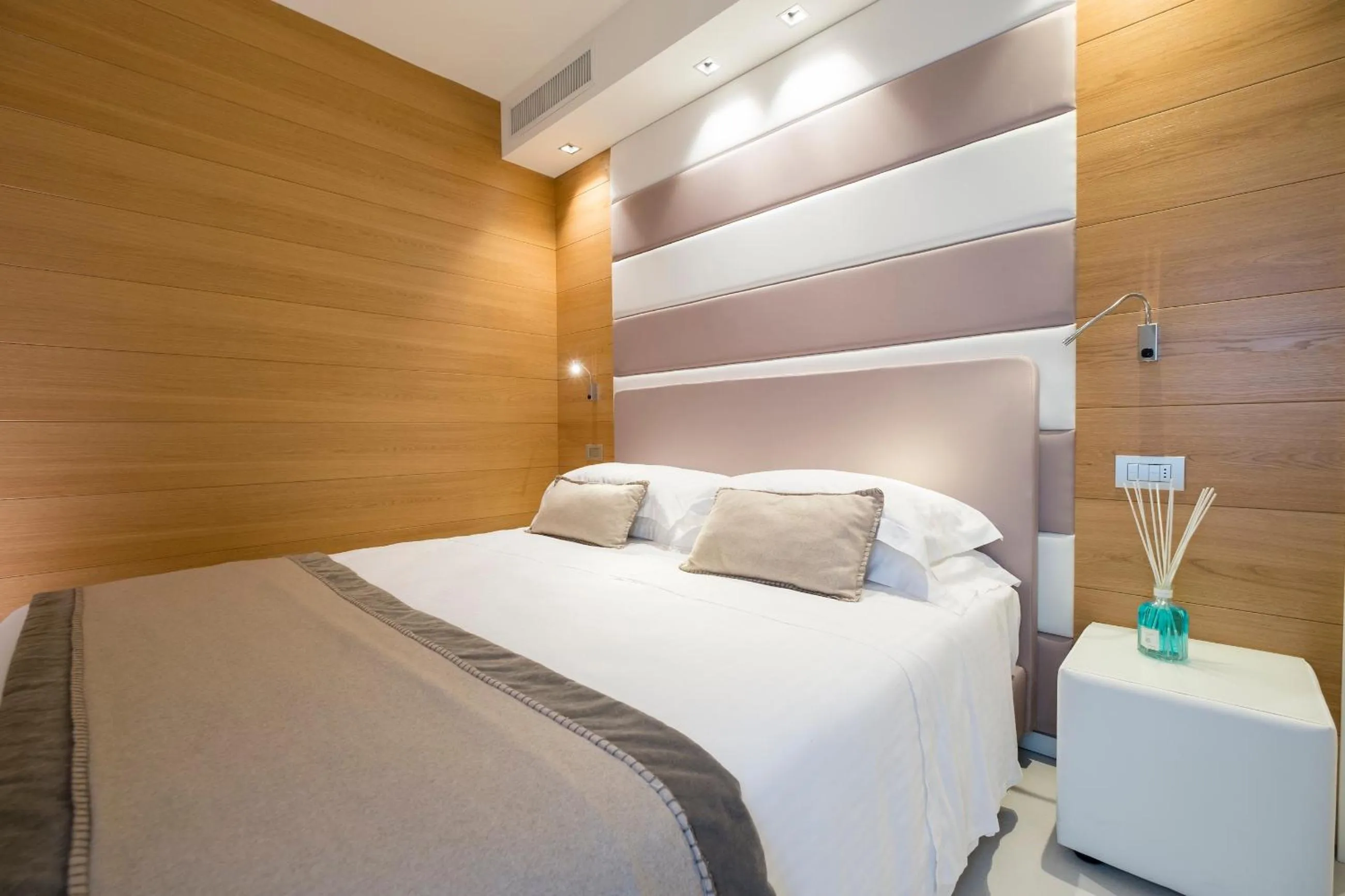 Living room, Bed in Metropol Ceccarini Suite - Luxury apartments