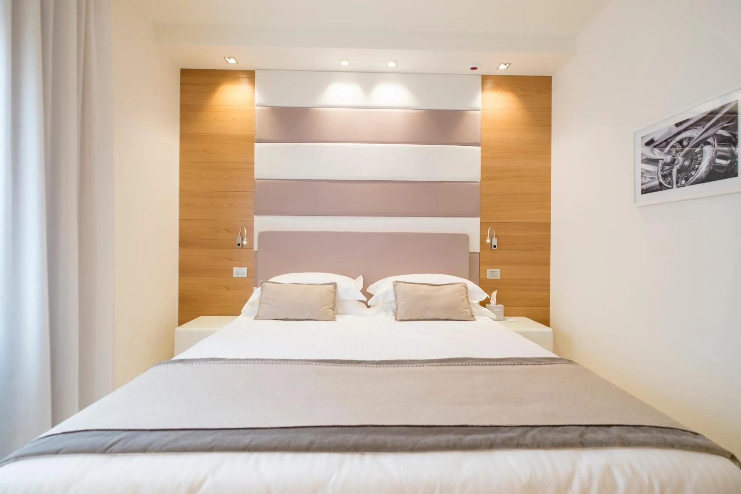 Bedroom, Bed in Metropol Ceccarini Suite - Luxury apartments