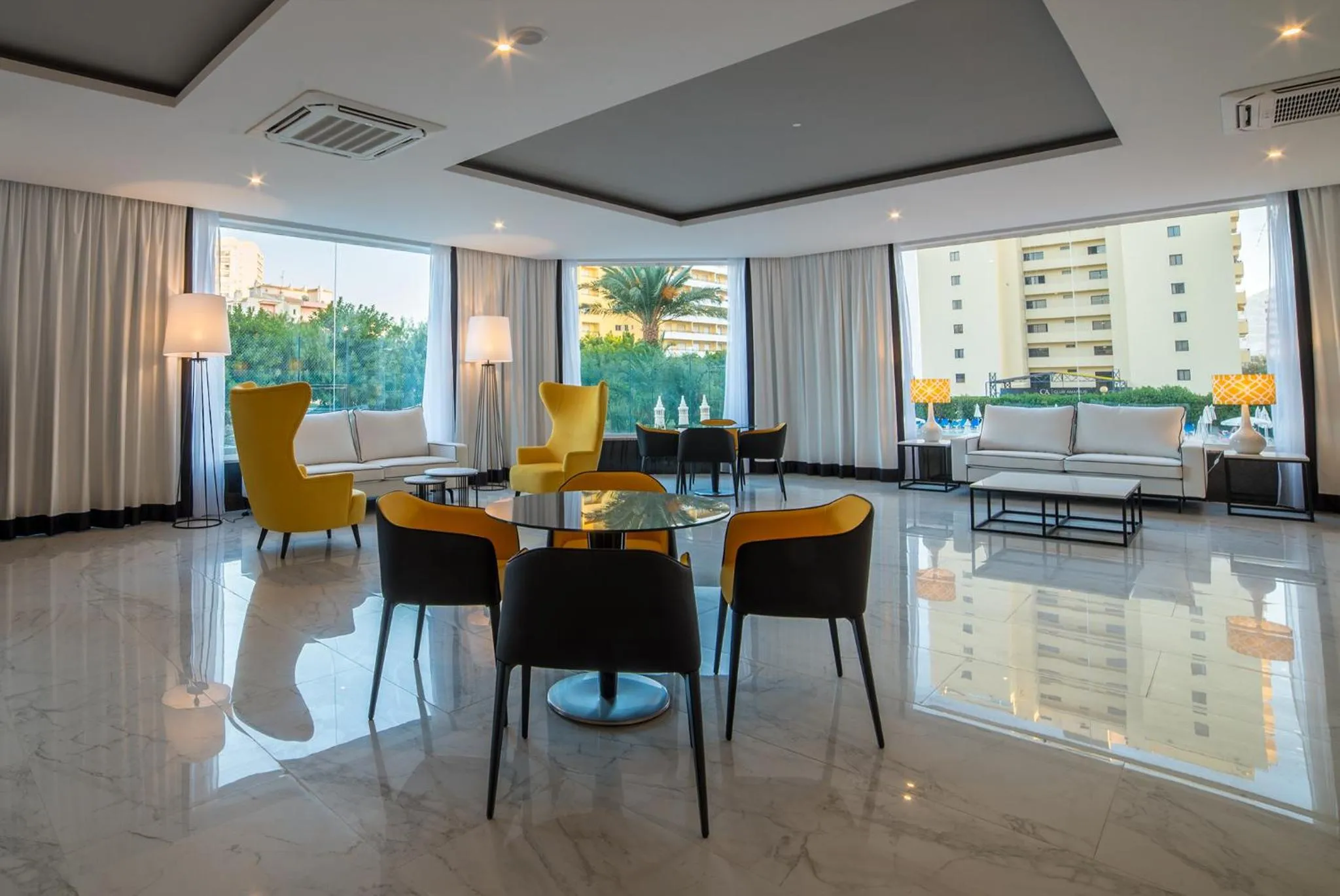 Communal lounge/ TV room in Flor Da Rocha