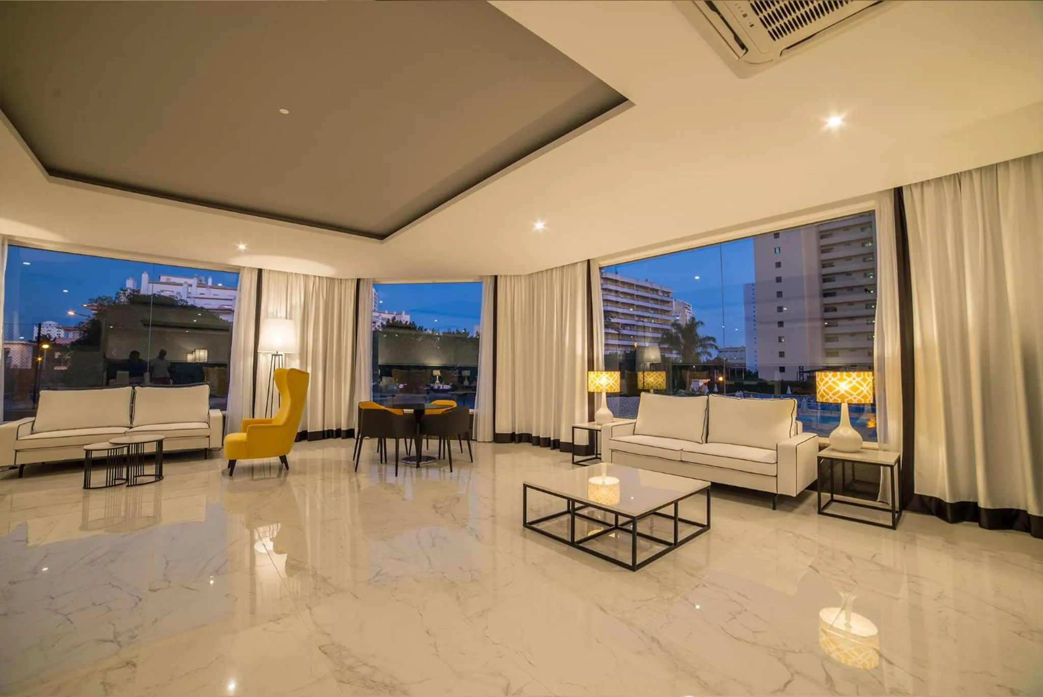 Communal lounge/ TV room in Flor Da Rocha