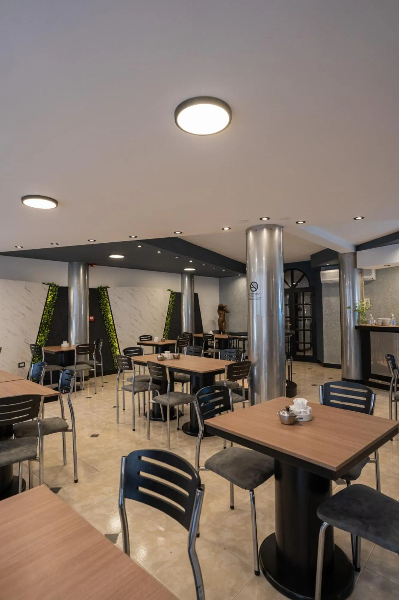 Restaurant/places to eat in Hotel Marilian