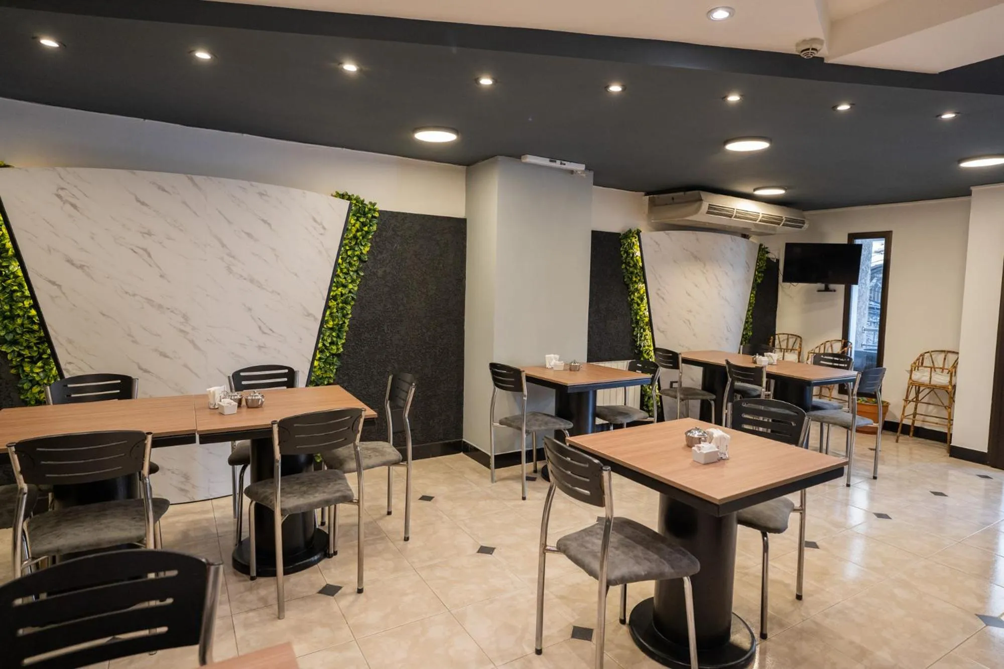 Restaurant/places to eat in Hotel Marilian