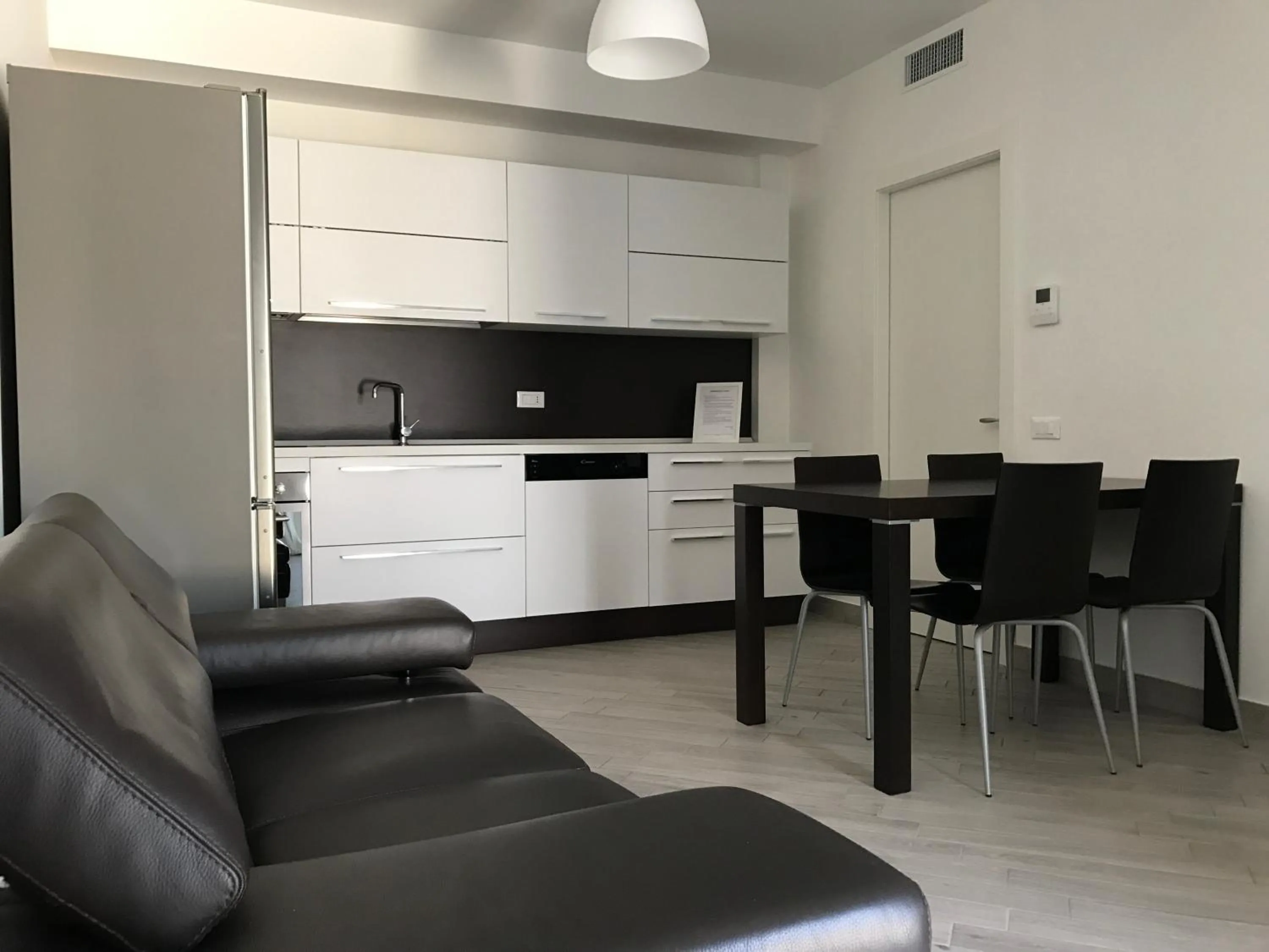 Kitchen or kitchenette in Home Hotel